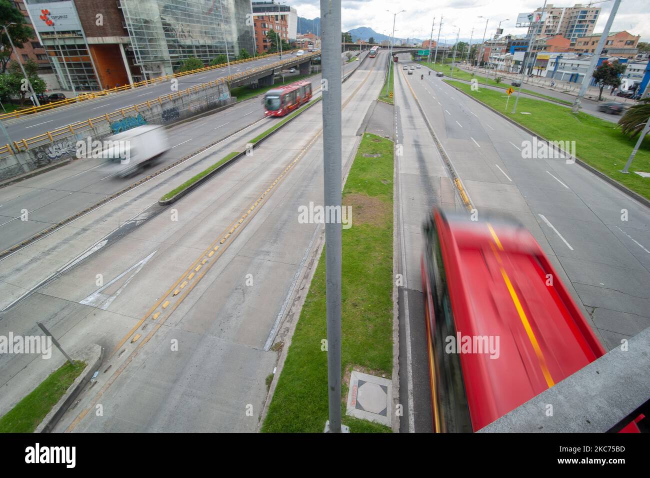 Viale principale, Autopista Norte, viale nord vuoto con pochi autobus pubblici di transmilenio dopo che la città di Bogota è entrato in una quarantena di 4 giorni e stretta chiusura dal 8 gennaio al 12 gennaio in mezzo al romanzo Coronavirus Pandemic a Bogotà, Colombia il 8 gennaio 2020. (Foto di Sebastian Barros/NurPhoto) Foto Stock