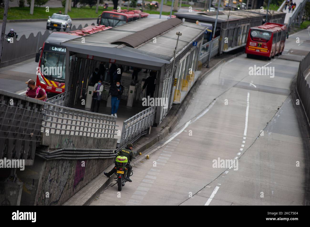 Viale principale, Autopista Norte, viale nord vuoto con pochi autobus pubblici di transmilenio dopo che la città di Bogota è entrato in una quarantena di 4 giorni e stretta chiusura dal 8 gennaio al 12 gennaio in mezzo al romanzo Coronavirus Pandemic a Bogotà, Colombia il 8 gennaio 2020. (Foto di Sebastian Barros/NurPhoto) Foto Stock