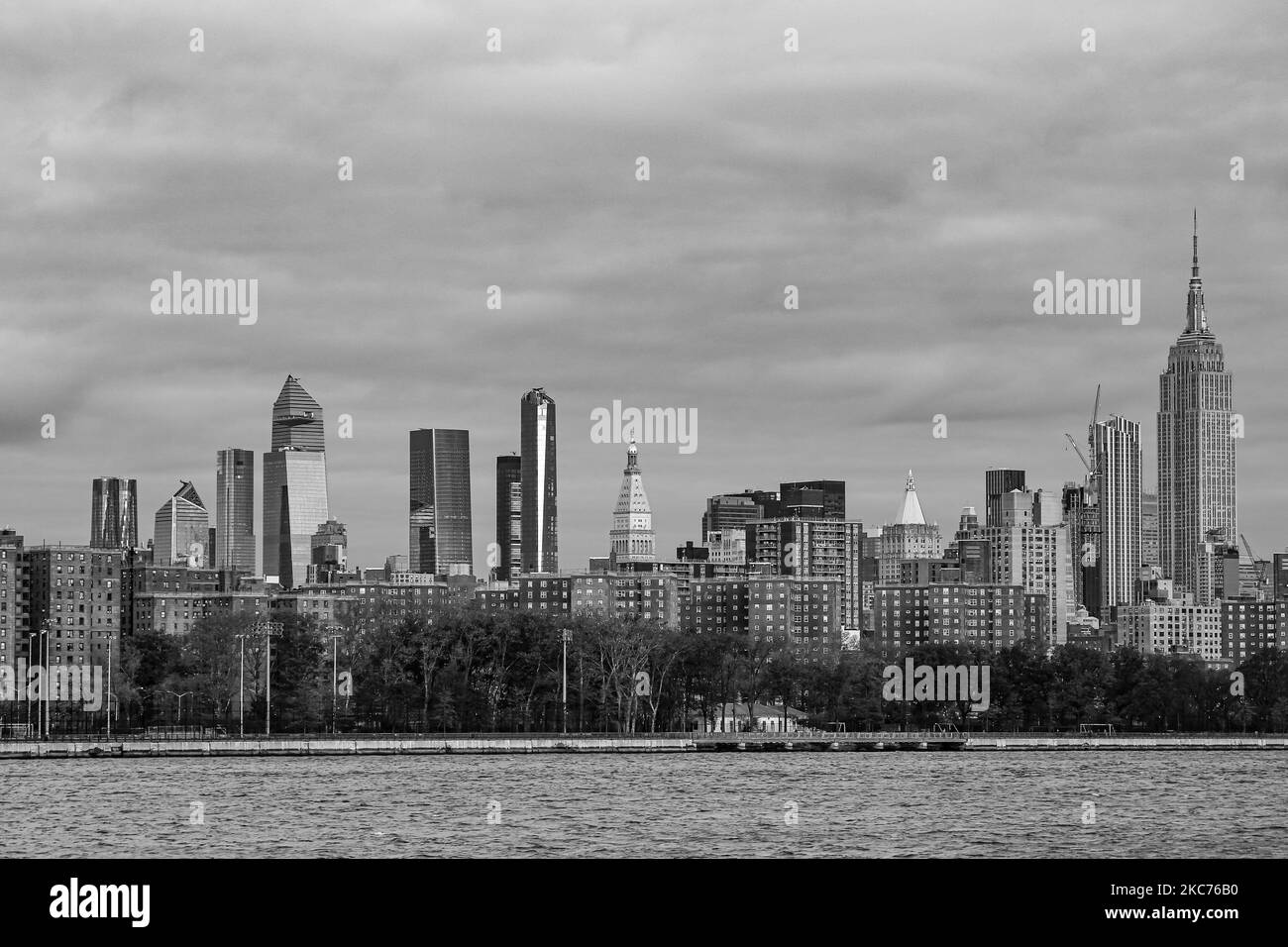 (NOTA DELL'EDITORE: L'immagine è stata convertita in bianco e nero) panorama dello skyline di New York City, vista spettacolare della mattina presto nell'ora magica prima dell'alba. Gli uffici di Manhattan, i grattacieli, il centro di Lower Manhattan di NY, l'intero quartiere finanziario visto dall'East River da Brooklyn. New York, USA il 2020 febbraio (Foto di Nicolas Economou/NurPhoto) Foto Stock