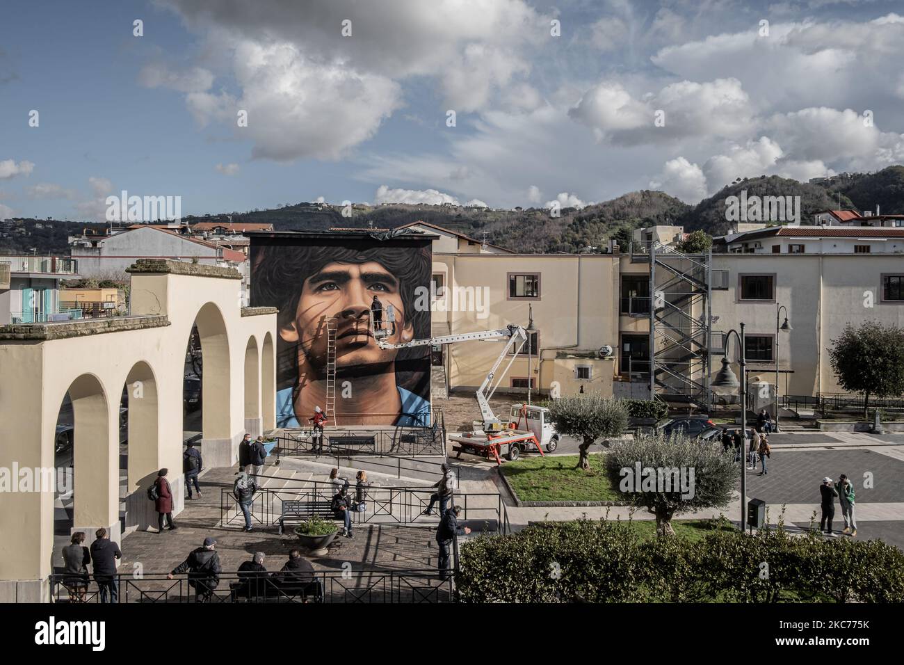 NAPOLI, ITALIA - JUNUARY 8 - il murale dell'artista napoletano Jorit raffigurante il calciatore argentino Diego Armano Maradona, creato a quarto a Napoli, in Piazza Europa, il 4 gennaio 2021. Il calciatore argentino Diego Armando Maradona era una figura importante per la gente di Napoli e così l'artista Jorit lo commemora con un murale nella città natale dell'artista. (Foto di Manuel Dorati/NurPhoto) Foto Stock