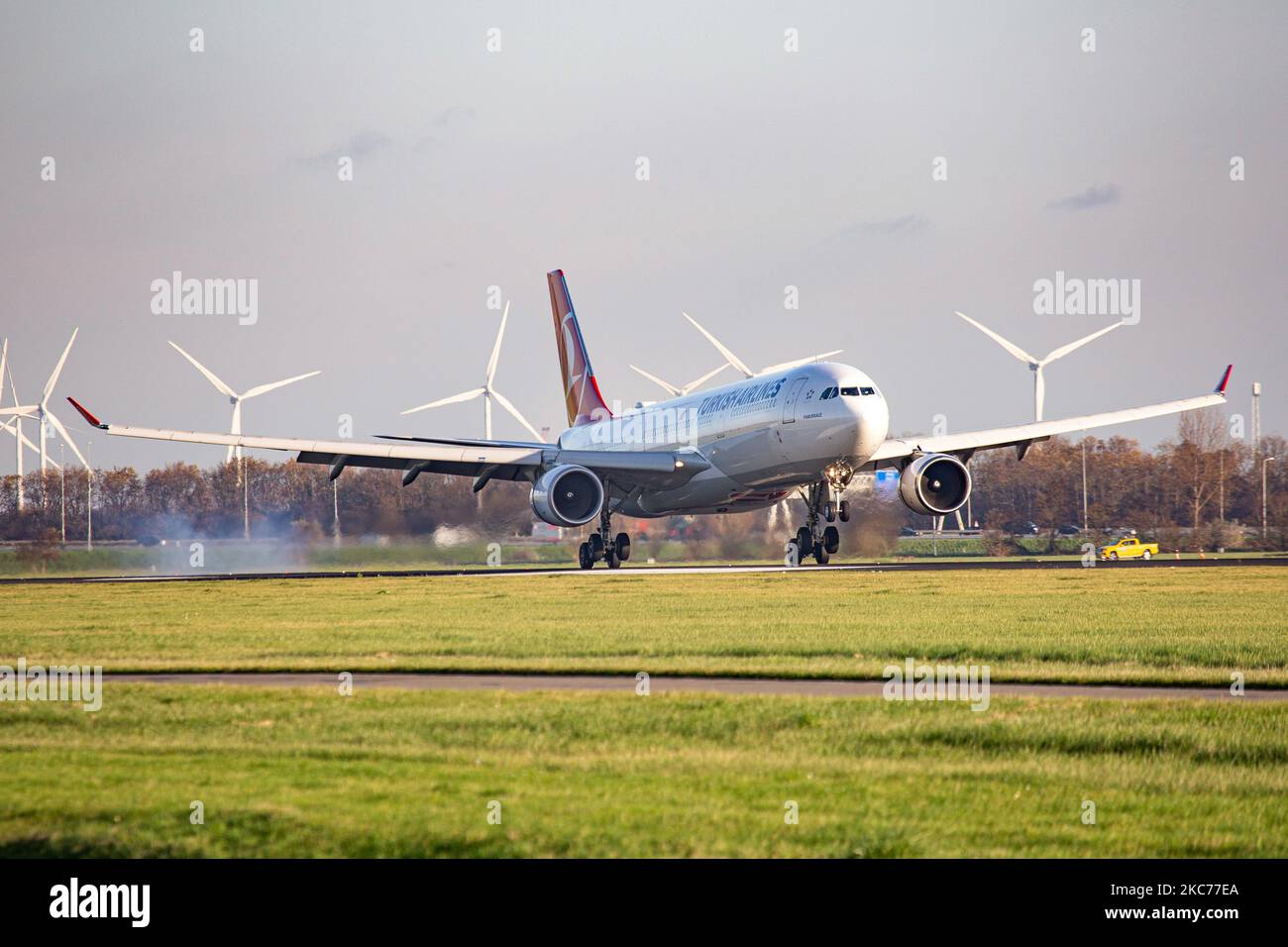 Turkish Airlines Airbus A330 come visto volare in avvicinamento e atterraggio finale ad Amsterdam Schiphol Aeroporto Internazionale AMS EHAM in arrivo da Istanbul in Turchia IST. L'aeroplano a lunga percorrenza a corpo largo Airbus A330-300 o A333 ha la registrazione TC-JOA e il nome Pamukkale. L'aereo è alimentato da 2x motori a reazione GE CF6. Turkish Airlines THY TK o Türk Hava Yollar? È il vettore di bandiera nazionale della Turchia e membro del gruppo aereo Star Alliance. Il traffico mondiale di passeggeri è diminuito durante l'era della pandemia del coronavirus covid-19 con l'industria che lotta per sopravvivere mentre i passeggeri kee Foto Stock