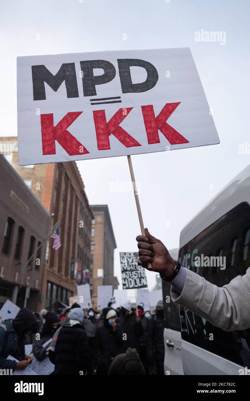 Un manifestante ha un segno critico nei confronti del Dipartimento di polizia di Minneapolis, il 9 gennaio 2021 a Minneapolis, Stati Uniti. Centinaia di Black Lives Matter manifestanti e famiglie membri di Dolal IDD si sono riuniti nel centro di Minneapolis, MN per protestare contro l'uccisione della polizia di Dolal IDD durante un'operazione di pungiglione. I manifestanti hanno anche parlato contro la decisione del procuratore distrettuale della contea di Kenosha di non accollare Rusten Sheskey, l'ufficiale che ha sparato a Jacob Blake sette volte nella parte posteriore. (Foto di Tim Evans/NurPhoto) Foto Stock