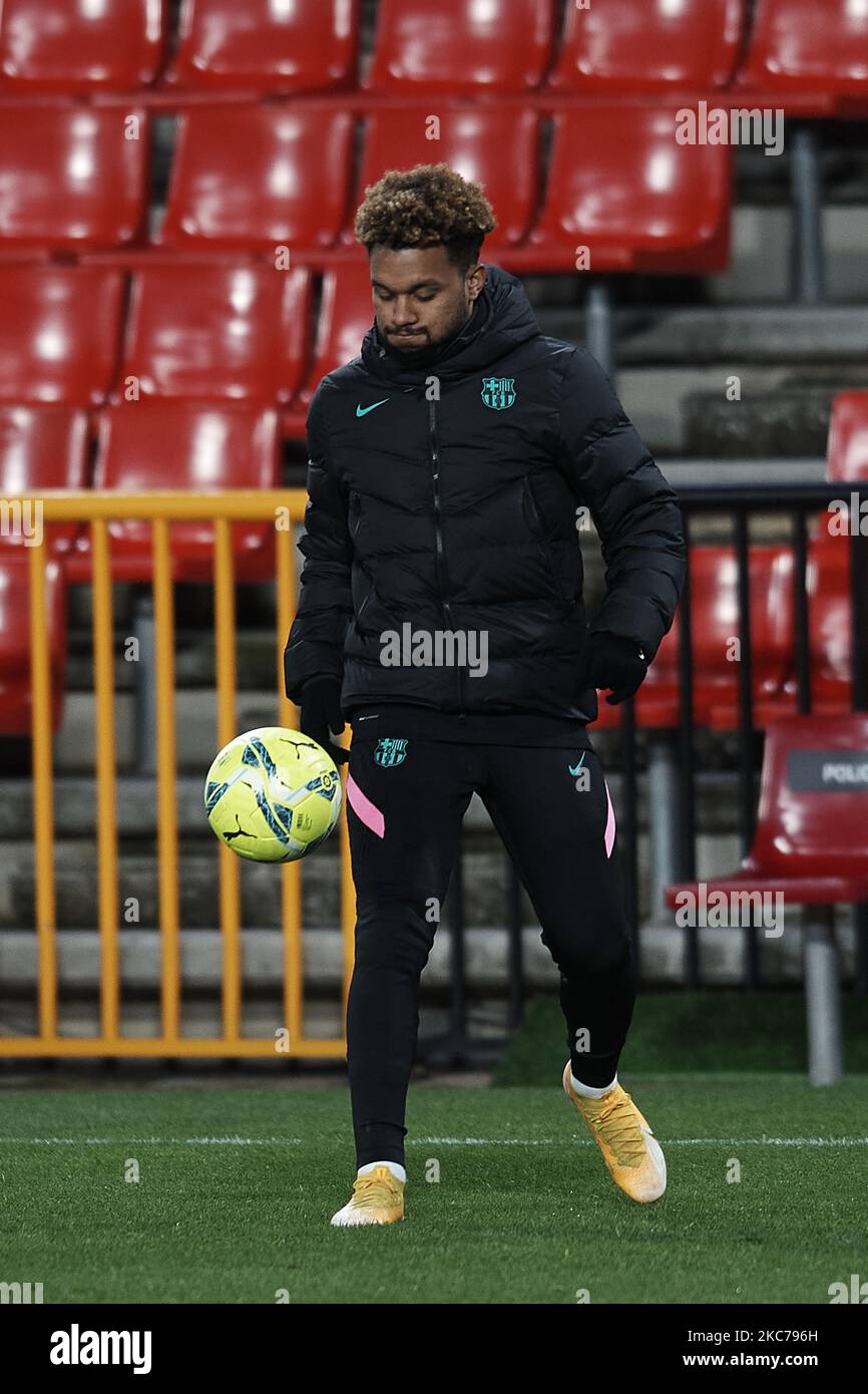 Konrad de la Fuente di Barcellona durante il warm-up prima della partita la Liga Santander tra Granada CF e FC Barcelona all'Estadio Nuevo Los Carmenes il 9 gennaio 2021 a Granada, Spagna. Gli stadi sportivi in Spagna restano soggetti a rigorose restrizioni a causa del Coronavirus Pandemic, in quanto le leggi di allontanamento sociale del governo vietano ai fan all'interno dei locali, con conseguente gioco a porte chiuse. (Foto di Jose Breton/Pics Action/NurPhoto) Foto Stock