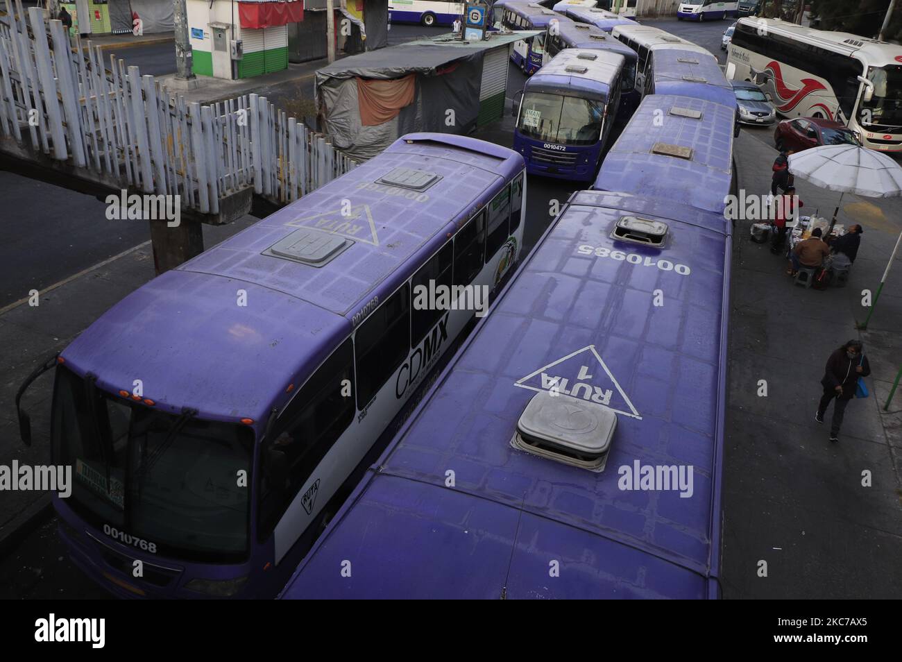 Autobus per sostituire i trasporti pubblici del sistema di trasporto collettivo Metro a Città del Messico, Messico il 11 gennaio; 2021 dopo che un incendio è stato registrato negli ultimi giorni nel porto di controllo centrale di questo mezzo di trasporto ha avuto origine in una sottostazione elettrica lasciando migliaia di utenti senza servizio in sei linee di questa rete in piena emergenza di salute a causa del COVID-19 e del semaforo epidemiologico rosso. (Foto di Gerardo Vieyra/NurPhoto) Foto Stock