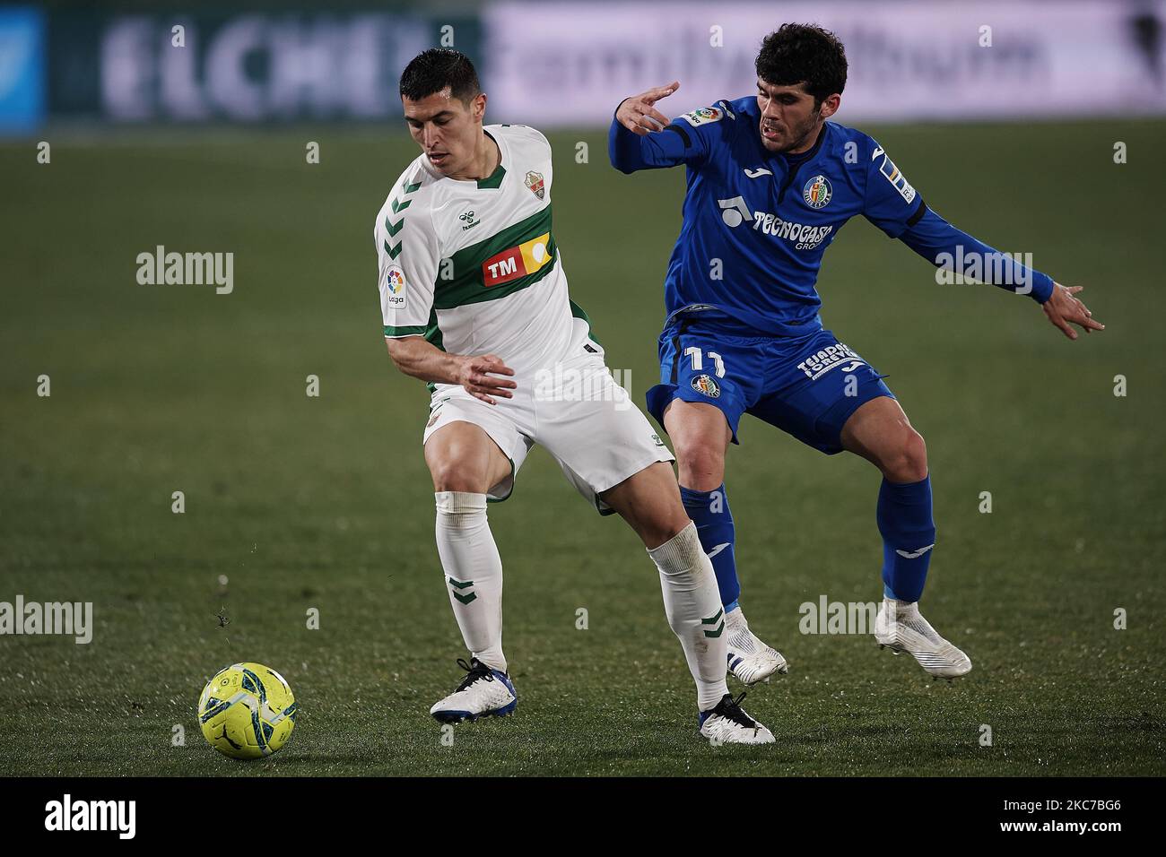 Diego Gonzalez di Elche e Carlos Aleña di Getafe gareggiano per la palla durante la partita la Liga Santander tra Elche CF e Getafe CF a Estadio Martinez Valero il 11 gennaio 2021 a Elche, Spagna. (Foto di Jose Breton/Pics Action/NurPhoto) Foto Stock