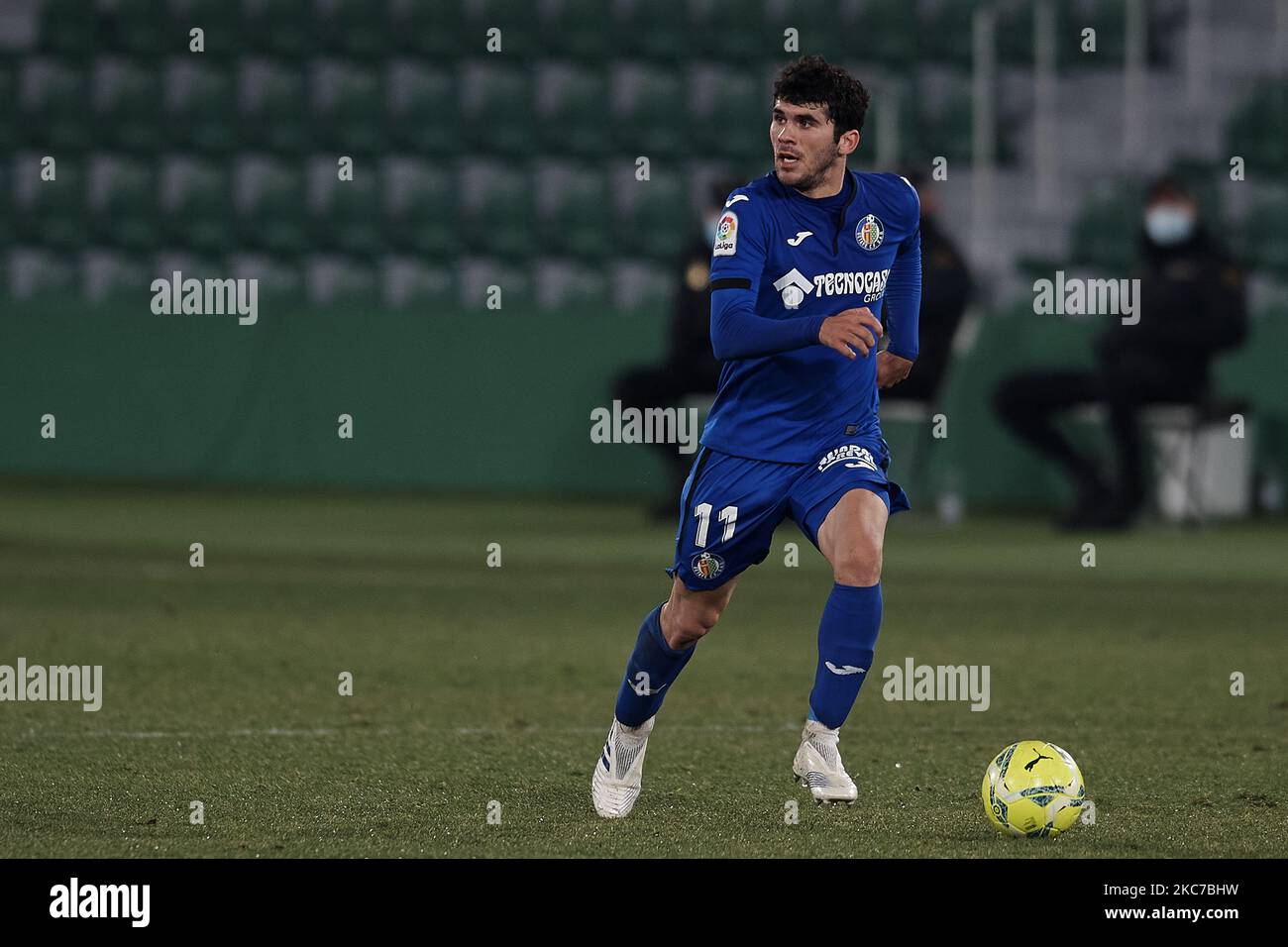 Carlos Aleña di Getafe controlla la palla durante la partita la Liga Santader tra Elche CF e Getafe CF a Estadio Martinez Valero il 11 gennaio 2021 a Elche, Spagna. (Foto di Jose Breton/Pics Action/NurPhoto) Foto Stock