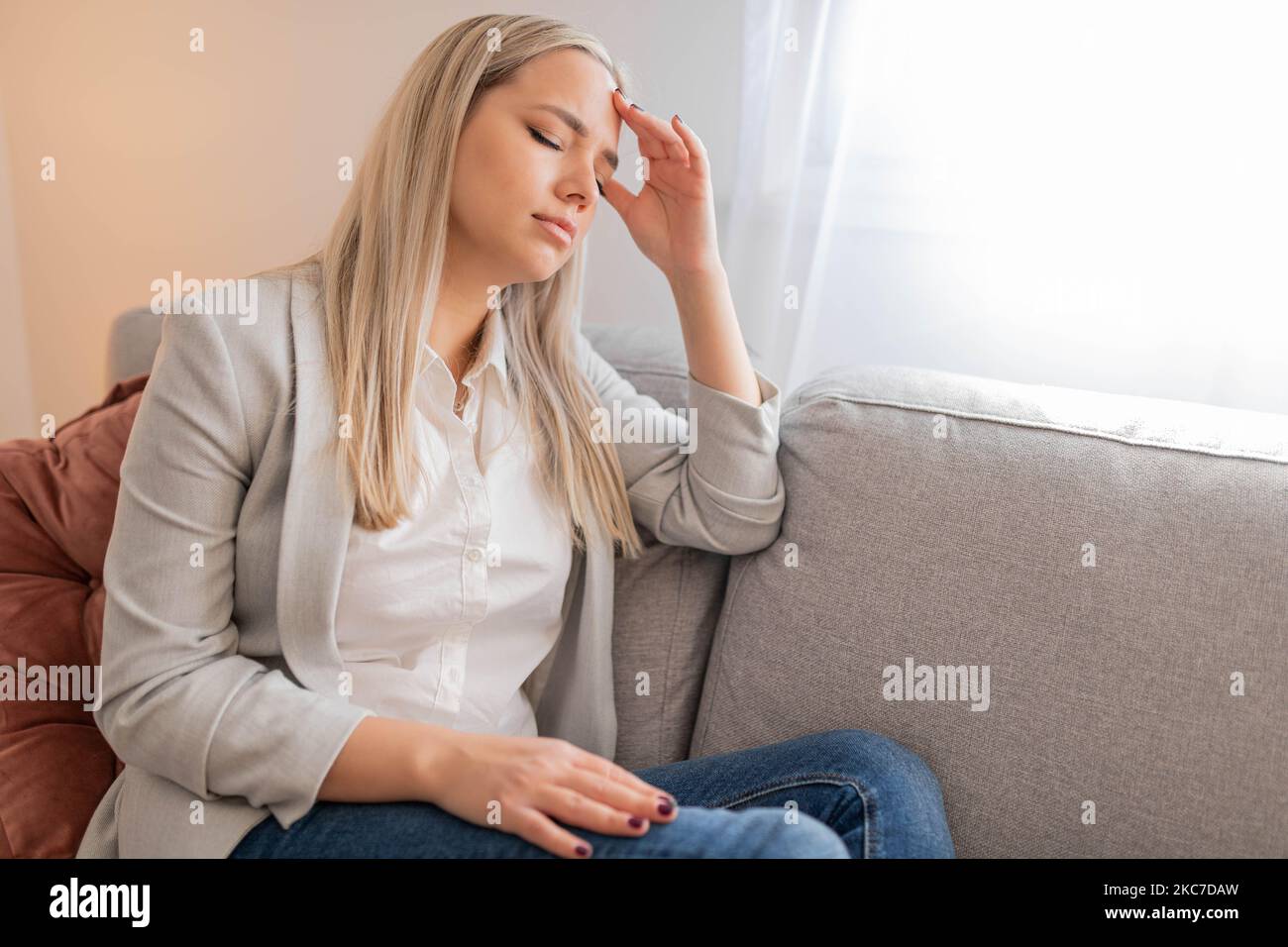 Ritratto di giovane donna stanca che soffre di mal di testa Foto Stock