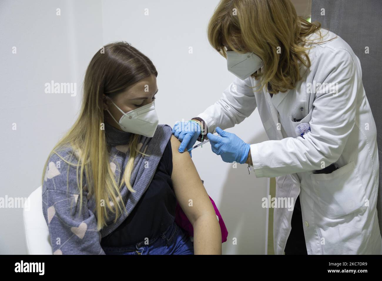 Gli operatori sanitari ricevono il vaccino Pfizer-BioNtech Coronavirus presso il centro di vaccinazione vicino alla sede della Mostra d'Oltremare, a Napoli, il 10 gennaio 2021. (Foto di Fabio Burrelli/NurPhoto) Foto Stock