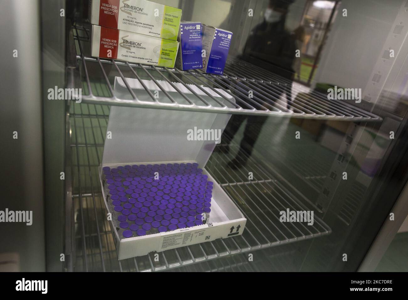 Gli operatori sanitari ricevono il vaccino Pfizer-BioNtech Coronavirus presso il centro di vaccinazione vicino alla sede della Mostra d'Oltremare, a Napoli, il 10 gennaio 2021. (Foto di Fabio Burrelli/NurPhoto) Foto Stock