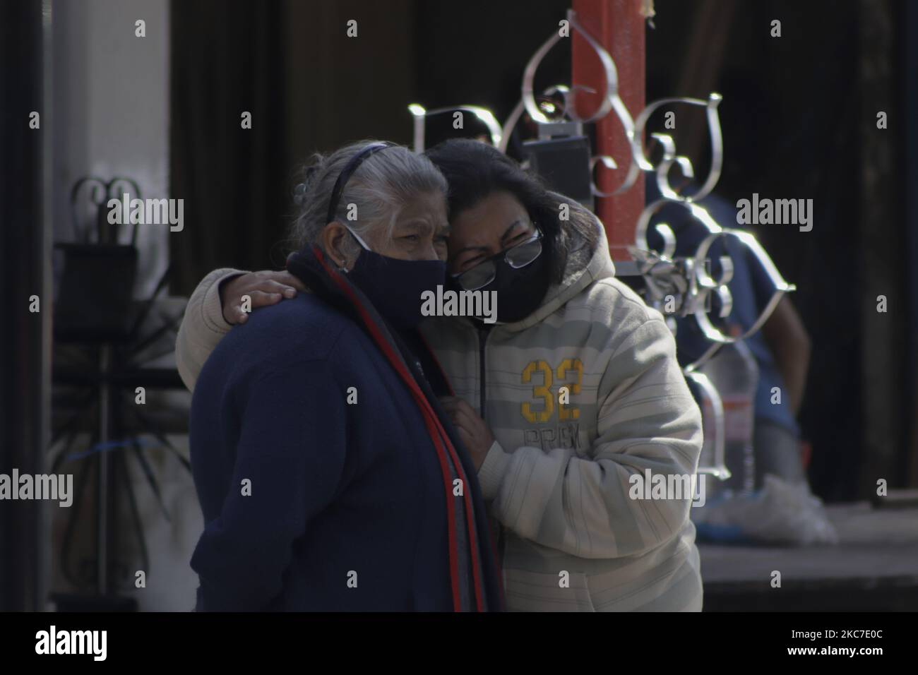 Due donne piangono fuori dal Pantheon civile di San Nicolás Tolentino, situato a Iztapalapa, Città del Messico. Attualmente, l'occupazione ospedaliera dei pazienti COVID-19 a Città del Messico è del 90%, inoltre, i servizi funebri sono stati colpiti dall'elevata domanda di cimiteri e crematori. (Foto di Gerardo Vieyra/NurPhoto) Foto Stock