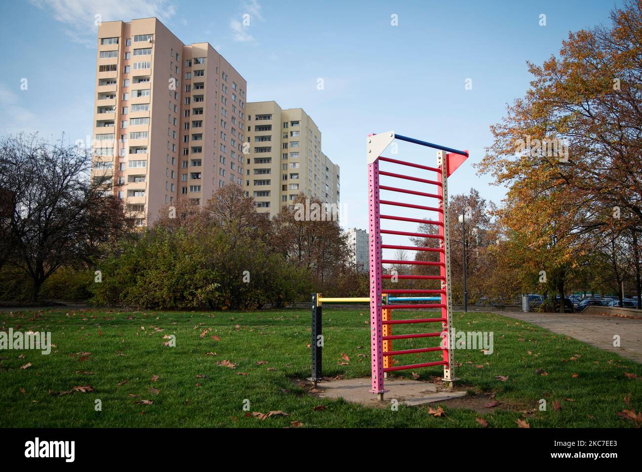 La scultura 'Stall Bars' di Nik Kosma è stata vista nel Parco delle sculture di Brodno a Varsavia, in Polonia, il 04 novembre 2022. Il Parco delle sculture di Brodno è un l Foto Stock