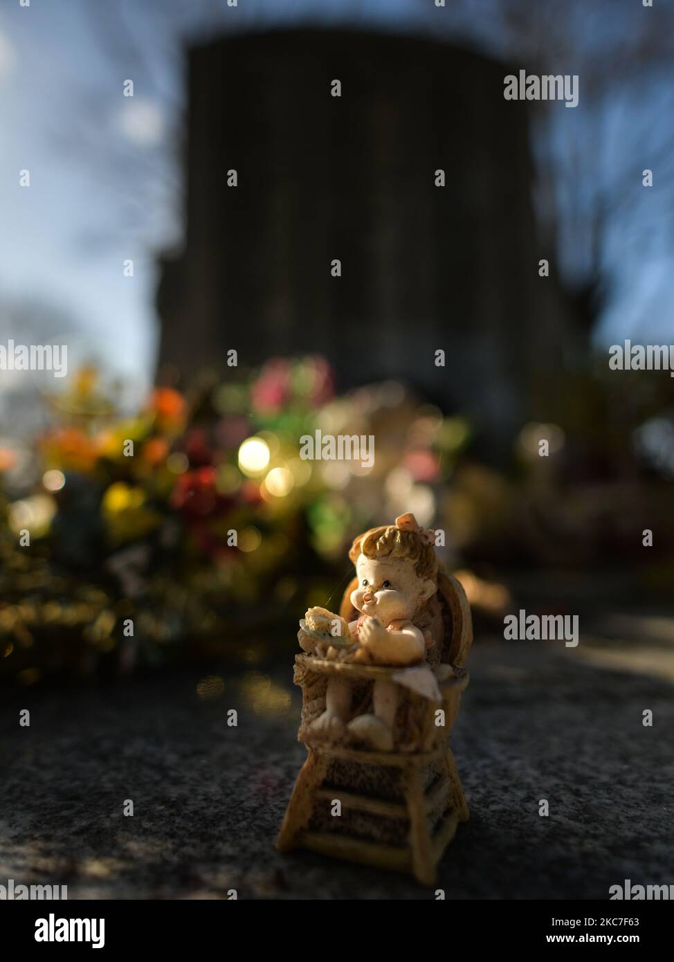 Figurine e fiori visti al memoriale che commemora più di 200 bambini di Bethany, casa madre e bambino, al Mount Jerome Cemetery di Harold's Cross, Dublino. Taoiseach Micheal Martin (primo ministro irlandese) ha consegnato ieri sera un punto di riferimento scuse ai sopravvissuti di case madri e di bambini. La Commissione d'indagine Madre e Baby Homes, tanto attesa relazione finale, è stata pubblicata due giorni fa in Irlanda. Ha confermato che circa 9.000 bambini sono morti (tra il 1922 e il 1998) nelle 18 case oggetto di indagine circa il 15% di tutti i bambini che erano nelle istituzioni. Il Giovedi, 14 Foto Stock