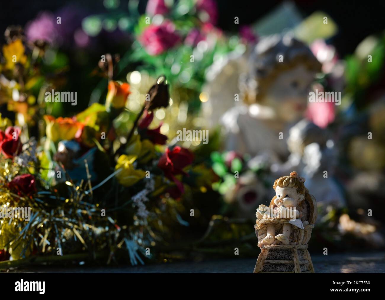 Figurine e fiori visti al memoriale che commemora più di 200 bambini di Bethany, casa madre e bambino, al Mount Jerome Cemetery di Harold's Cross, Dublino. Taoiseach Micheal Martin (primo ministro irlandese) ha consegnato ieri sera un punto di riferimento scuse ai sopravvissuti di case madri e di bambini. La Commissione d'indagine Madre e Baby Homes, tanto attesa relazione finale, è stata pubblicata due giorni fa in Irlanda. Ha confermato che circa 9.000 bambini sono morti (tra il 1922 e il 1998) nelle 18 case oggetto di indagine circa il 15% di tutti i bambini che erano nelle istituzioni. Il Giovedi, 14 Foto Stock