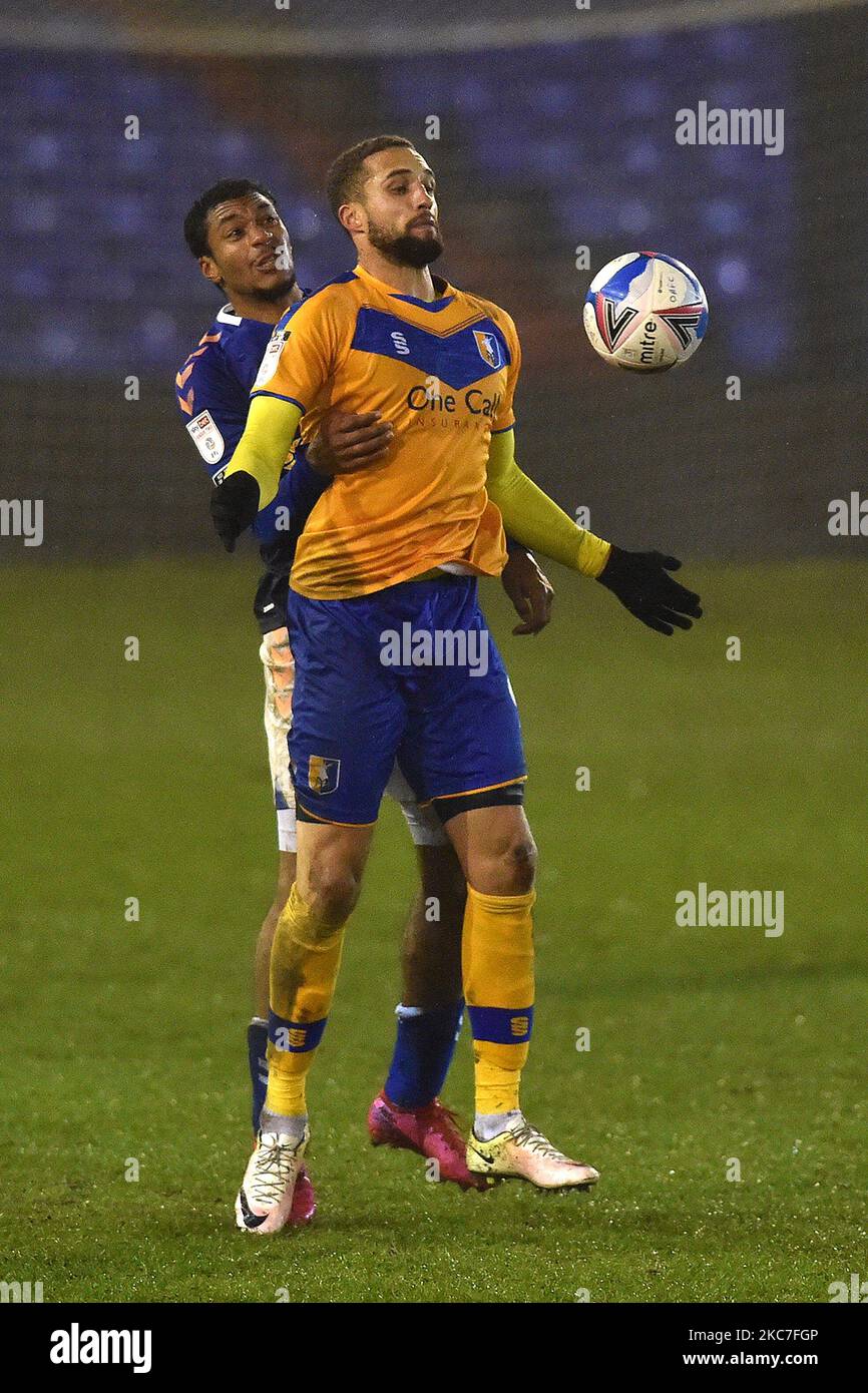 Oldham Athletic's Raphaël Diarra brontola con Jordan Bowery di Mansfield Town durante la partita della Sky Bet League 2 tra Oldham Athletic e Mansfield Town al Boundary Park, Oldham mercoledì 13th gennaio 2021. (Foto di Eddie Garvey/MI News/NurPhoto) Foto Stock