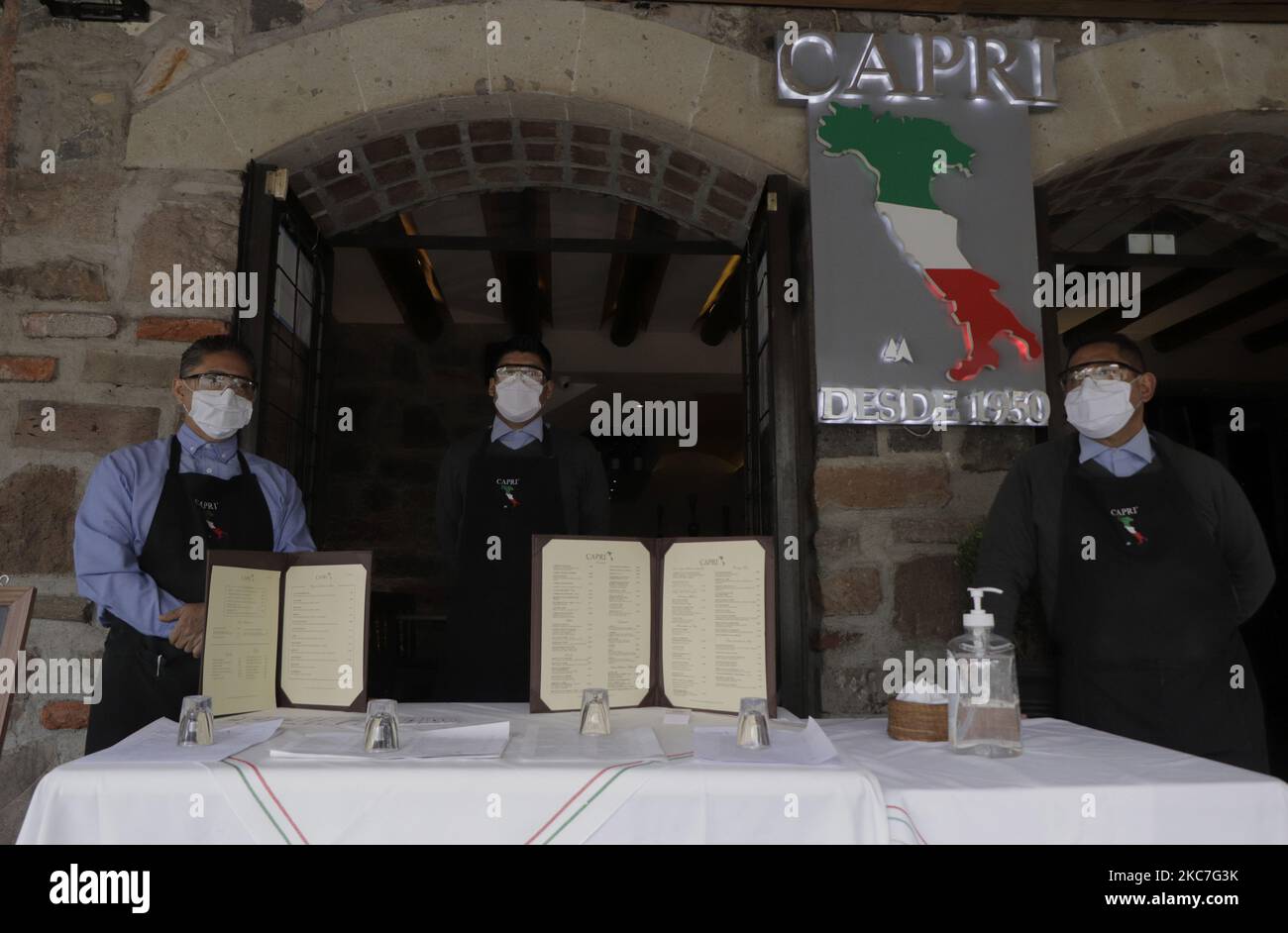 Lo staff di un ristorante italiano nell'esclusiva area Polanco di Città del Messico, dove alcuni ristoranti e negozi della zona riaprirono come una forma di protesta nonostante il semaforo epidemiologico rosso e l'emergenza sanitaria dovuta al COVID-19 nella capitale. Si prevede che il 18 gennaio 2021 i ristoranti riapriranno in modo scaglionato attraverso vari protocolli di sicurezza, come la riduzione degli orari, l'esecuzione di test Covid-19 sui loro lavoratori e la riduzione del personale, tra le altre misure. (Foto di Gerardo Vieyra/NurPhoto) Foto Stock