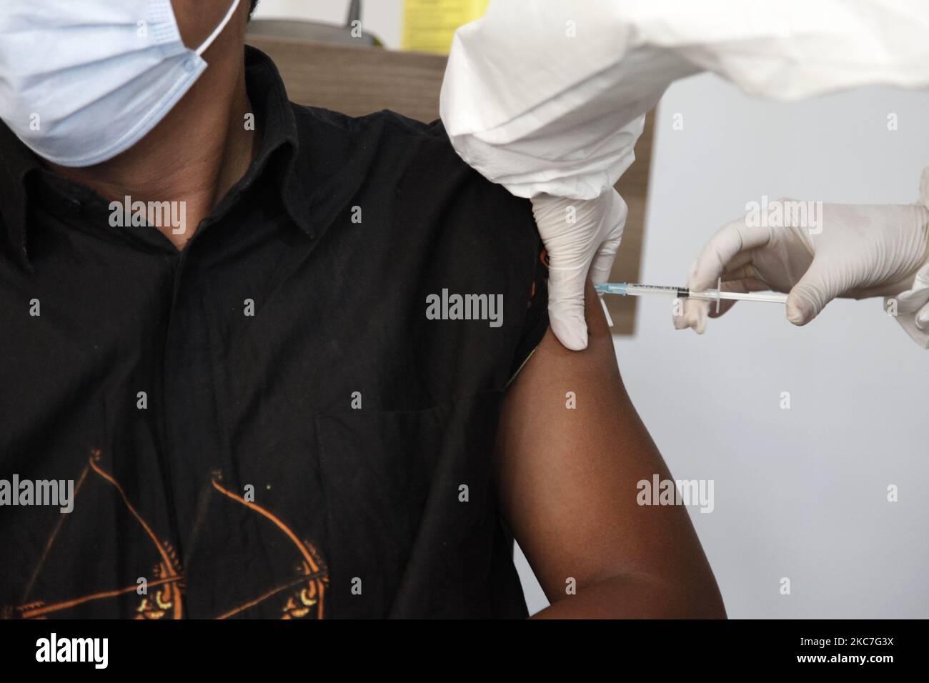 Operatori medici che hanno somministrato una prima dose del vaccino cinese Sinovac Biotech Covid-19 ai destinatari del vaccino presso il centro di sanità pubblica di Giacarta, il 15 gennaio 2021. L'Indonesia ha iniziato il primo programma nazionale di vaccinazione Covid-19 per funzionari governativi e operatori sanitari, con il presidente Joko Widodo come primo destinatario del vaccino il 13 gennaio. (Foto di Aditya Irawan/NurPhoto) Foto Stock