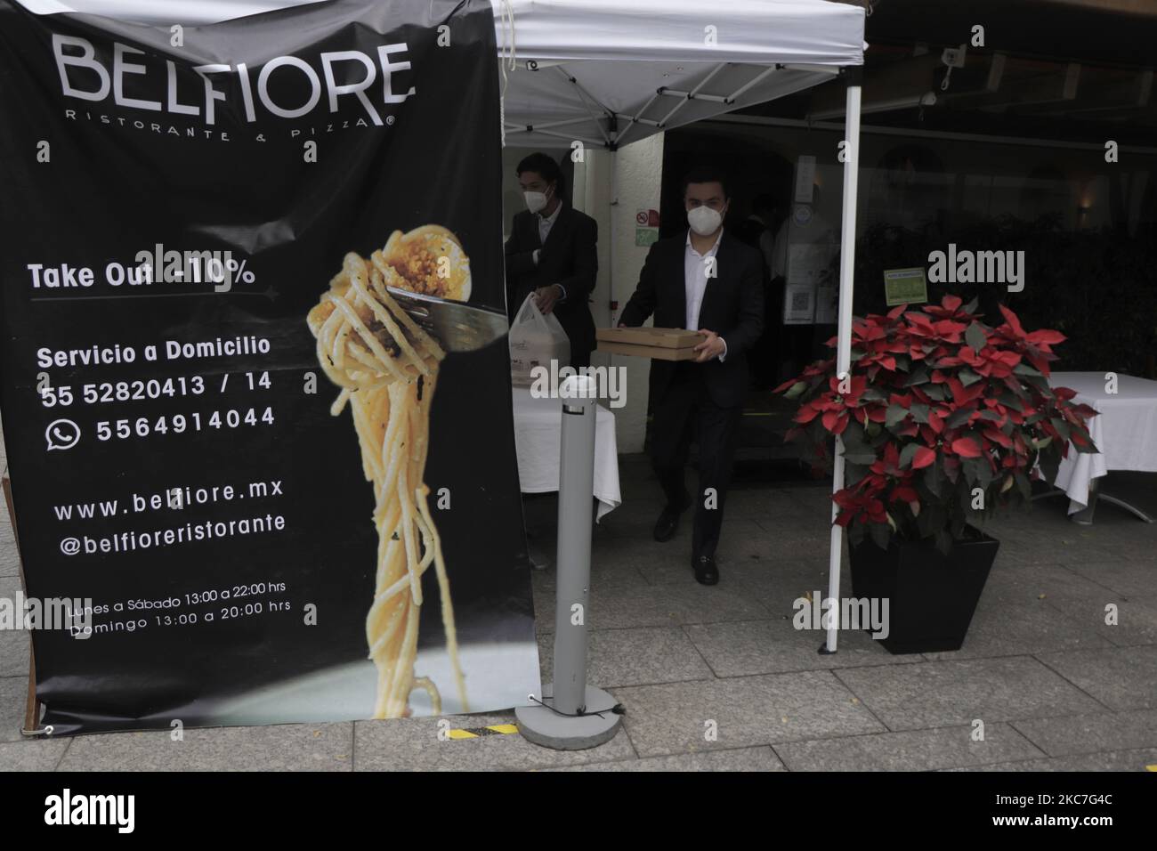 Commensali in un ristorante italiano nell'esclusiva area Polanco di Citta' del Messico, dove alcuni ristoranti e negozi nell'area riaprirono come una forma di protesta nonostante il semaforo epidemiologico rosso e l'emergenza sanitaria dovuta al COVID-19 nella capitale. Si prevede che il 18 gennaio 2021 i ristoranti riapriranno in modo scaglionato attraverso vari protocolli di sicurezza, come la riduzione degli orari, l'esecuzione di test Covid-19 sui loro lavoratori e la riduzione del personale, tra le altre misure. (Foto di Gerardo Vieyra/NurPhoto) Foto Stock