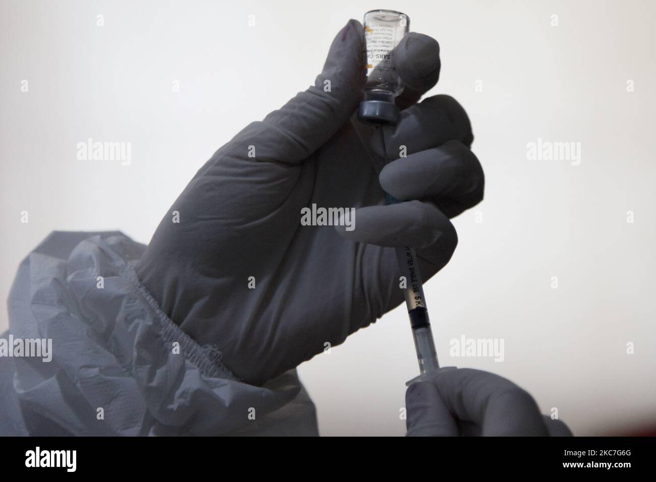 Gli operatori medici si preparano a somministrare una prima dose del vaccino cinese Sinovac Biotech Covid-19 ai destinatari del vaccino presso il centro di sanità pubblica di Giacarta, il 15 gennaio 2021. L'Indonesia ha iniziato il primo programma nazionale di vaccinazione Covid-19 per funzionari governativi e operatori sanitari, con il presidente Joko Widodo come primo destinatario del vaccino il 13 gennaio. (Foto di Aditya Irawan/NurPhoto) Foto Stock