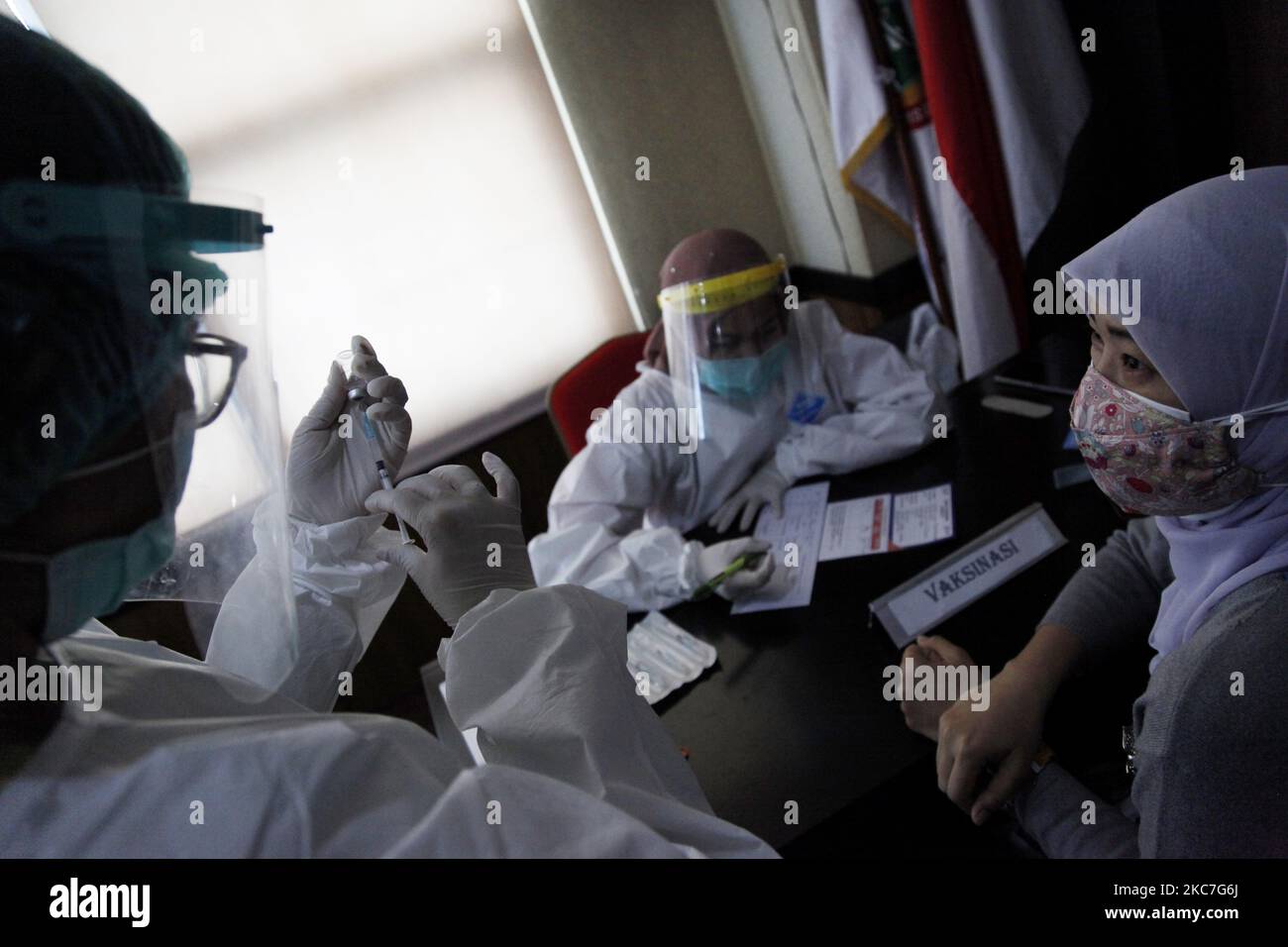 Gli operatori medici si preparano a somministrare una prima dose del vaccino cinese Sinovac Biotech Covid-19 ai destinatari del vaccino presso il centro di sanità pubblica di Giacarta, il 15 gennaio 2021. L'Indonesia ha iniziato il primo programma nazionale di vaccinazione Covid-19 per funzionari governativi e operatori sanitari, con il presidente Joko Widodo come primo destinatario del vaccino il 13 gennaio. (Foto di Aditya Irawan/NurPhoto) Foto Stock