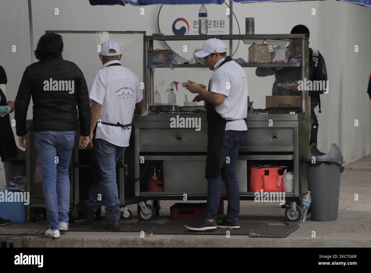 Uno stabilimento alimentare al di fuori della metropolitana Polanco, Città del Messico, durante il semaforo epidemiologico rosso e l'emergenza sanitaria a causa del COVID-19 nella capitale. (Foto di Gerardo Vieyra/NurPhoto) Foto Stock