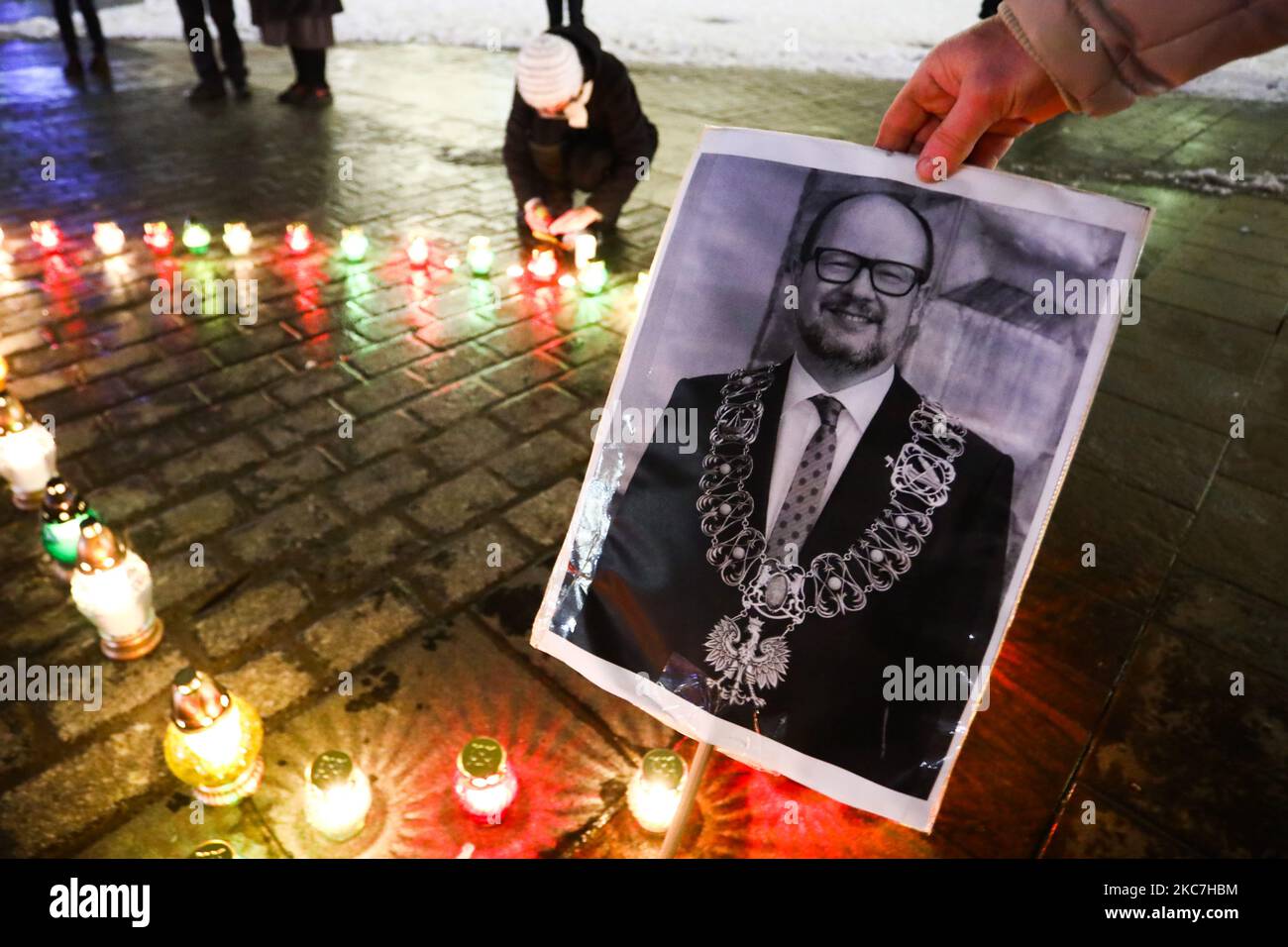 La gente si riunisce nella piazza principale per commemorare il 2nd° anniversario della morte del sindaco Pawel Adamowicz. Cracovia, Polonia, il 14 gennaio 2021. Adamowicz, il sindaco di Danzica, morì dopo un attacco di un uomo con un coltello durante un evento di beneficenza all'aria aperta nella sua città. (Foto di Beata Zawrzel/NurPhoto) Foto Stock