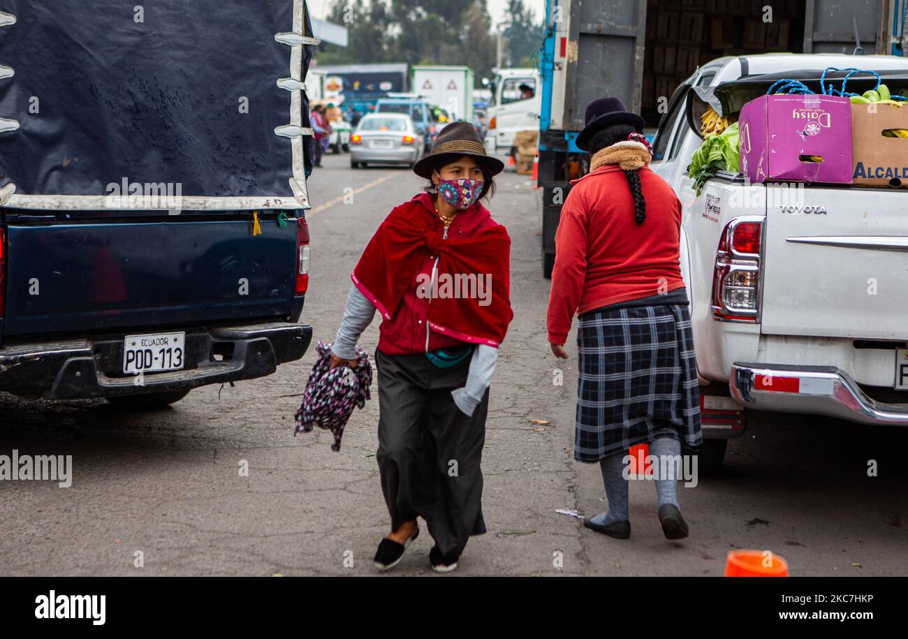 Le donne indigene sono i principali acquirenti di prodotti alimentari, la maggior parte di loro vive della rivendita di questi prodotti in diversi quartieri o settori di Quito. Il 15 gennaio 2021 a Quito, Ecuador. (Foto di Rafael Rodriguez/NurPhoto) Foto Stock