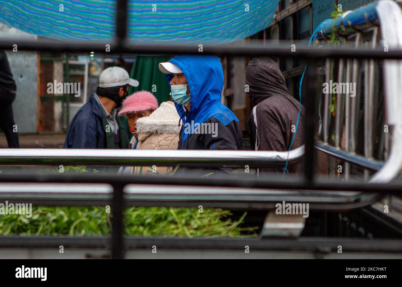 Un lavoratore del mercato all'ingrosso di Quito attende e osserva il numero di sacchi di arance che devono essere consegnati il 15 gennaio 2021 a Quito, Ecuador. (Foto di Rafael Rodriguez/NurPhoto) Foto Stock