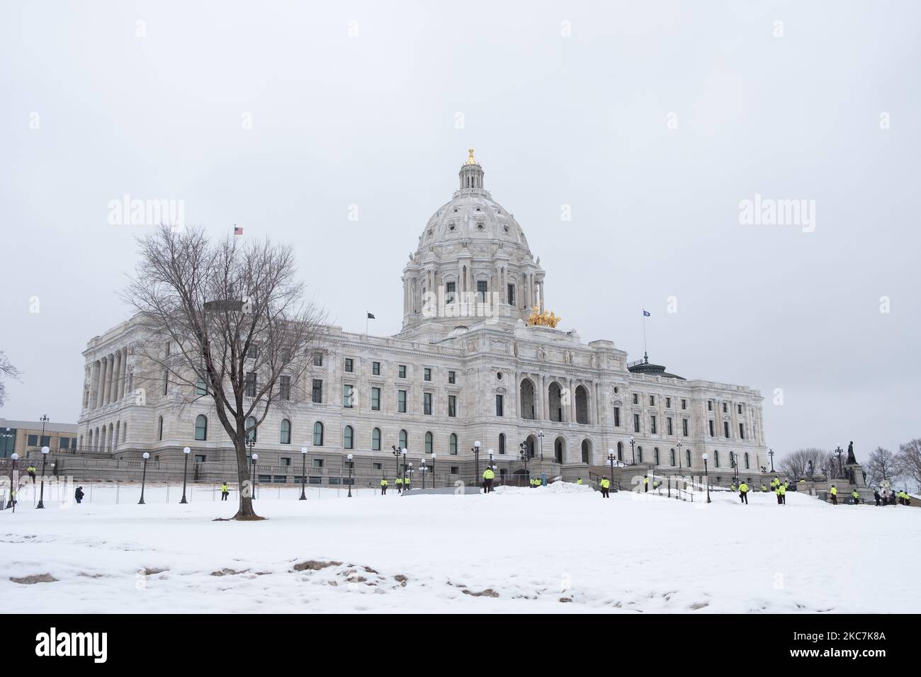 Le forze dell'ordine del Minnesota sorvegliano il perimetro dell'edificio del Campidoglio dello Stato, a Saint Paul, Stati Uniti, il 16 gennaio 2021. Dopo la rivolta del Campidoglio a Washington D.C. il 6 gennaio, le autorità statali di tutto il paese hanno rafforzato la sicurezza negli edifici governativi mentre ci dirigiamo verso la Giornata dell'Inaugurazione. A St. Paul, oltre 100 funzionari delle forze dell'ordine e membri della guardia nazionale sono stati in guardia sabato in preparazione di un raduno Pro-Trump volto a promuovere affermazioni ampiamente smentiti sulla frode elettorale. Gli organizzatori inizialmente si aspettavano circa 150 persone a partecipare, ma meno di due dozzine si sono manifestate. Foto Stock