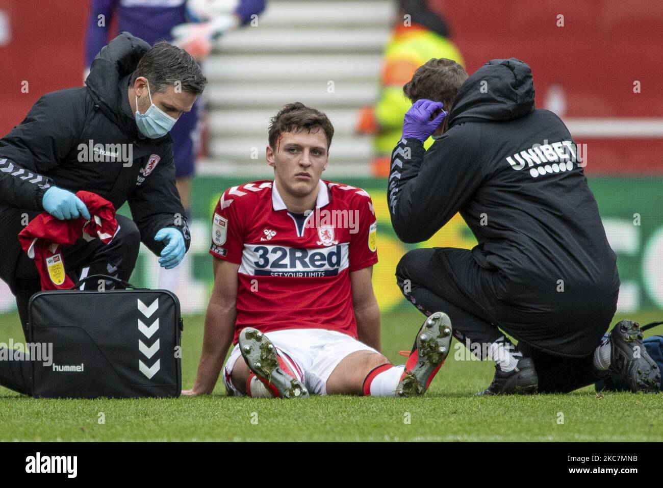 Il 16th gennaio 2021 Dael Fry di Middlesbrough riceve un trattamento dopo uno scontro di teste durante la partita del campionato Sky Bet tra Middlesbrough e Birmingham City al Riverside Stadium di Middlesbrough, Inghilterra. (Foto di Trevor Wilkinson/MI News/NurPhoto) Foto Stock