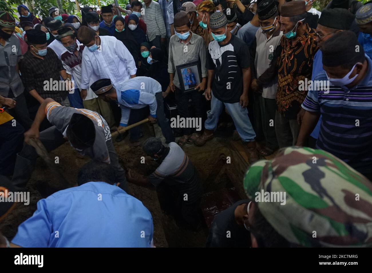 Vittima dell'incidente aereo Sriwijaya Air SJ 182 sulla rotta Giacarta-Pontianak, Indah Halima Petri arrivò alla sua residenza e fu sepolto vicino alla sua casa a Sungai Pinang, Regency di Ogan Ilir, Sumatra meridionale, Indonesia il 17 gennaio 2020. (Foto di Sigit Prasetya/NurPhoto) Foto Stock