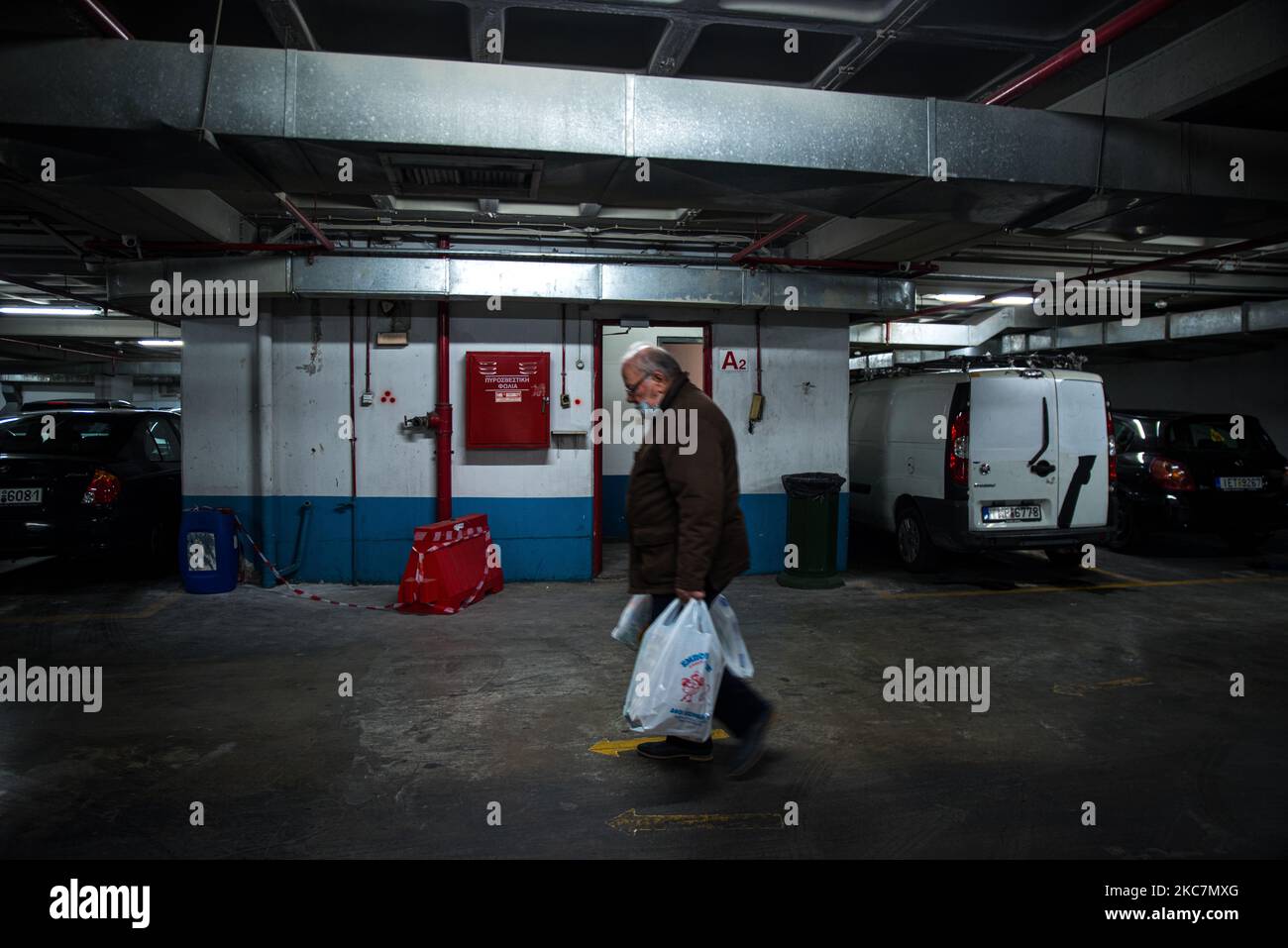 Un uomo greco che trasporta generi alimentari freschi in un parcheggio, vicino al mercato aperto centrale di Atene, in Grecia, il 16 gennaio 2021 (Varvakios Agora). (Foto di Maria Chourdari/NurPhoto) Foto Stock