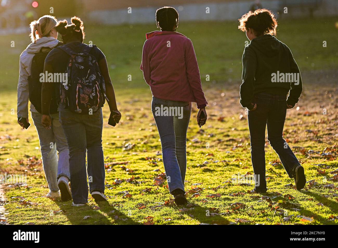 Gli adolescenti sono sileted mentre camminano, Montpelier, Vermont, New England, USA. Foto Stock