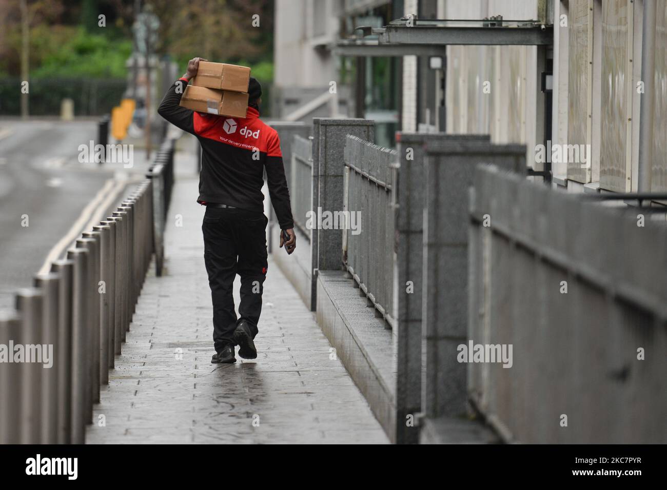 Un agente di consegna DPD visto nel centro di Dublino durante il blocco del livello 5 del Covid-19. Il servizio sanitario irlandese sta affrontando potenzialmente la settimana più impegnativa della sua storia, con un forte aumento del numero di pazienti Covid-19 che necessitano di cure intensive dalla fine di dicembre. Il Dipartimento della Salute ha riferito questa sera 1.975 pazienti Covid-19 erano in ospedale con il virus in tutto il paese, di cui 200 sono in terapia intensiva. Lunedì 18 gennaio 2021 a Dublino, Irlanda. (Foto di Artur Widak/NurPhoto) Foto Stock