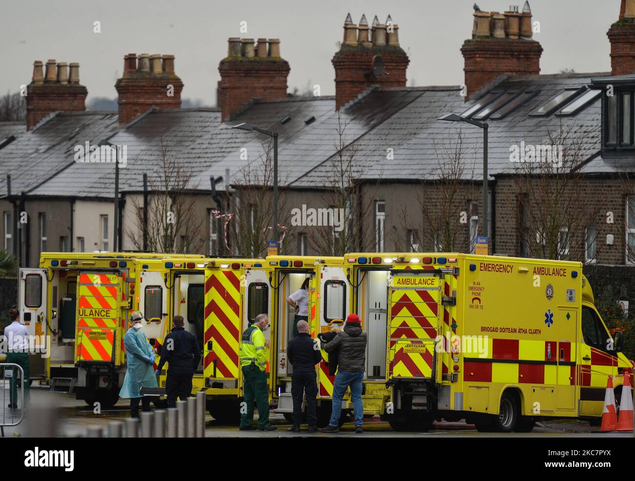 Ambulanze viste vicino al reparto A ed e al Mater Misericordiae University Hospital di Dublino, durante il terzo blocco nazionale irlandese. Il servizio sanitario irlandese sta affrontando potenzialmente la settimana più impegnativa della sua storia, con un forte aumento del numero di pazienti Covid-19 che necessitano di cure intensive dalla fine di dicembre. Il Dipartimento della Salute ha riferito questa sera 1.975 pazienti Covid-19 erano in ospedale con il virus in tutto il paese, di cui 200 sono in terapia intensiva. Lunedì 18 gennaio 2021 a Dublino, Irlanda. (Foto di Artur Widak/NurPhoto) Foto Stock
