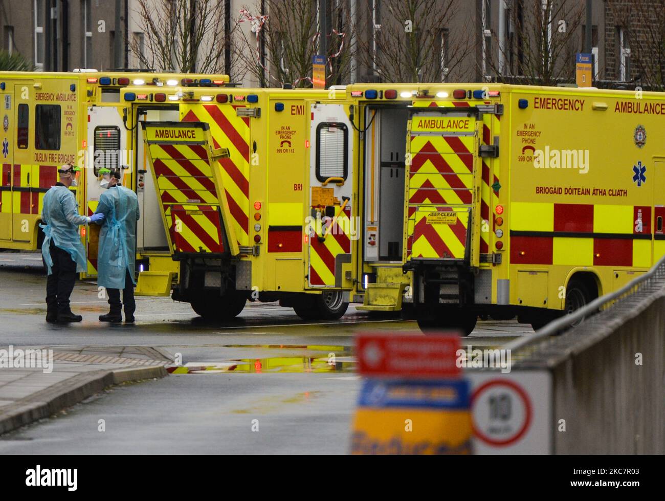 Due paramedici visti vicino alle ambulanze parcheggiate al di fuori del dipartimento A ed e presso il Mater Misericordiae University Hospital di Dublino, durante la terza chiusura nazionale dell'Irlanda. Il servizio sanitario irlandese sta affrontando potenzialmente la settimana più impegnativa della sua storia, con un forte aumento del numero di pazienti Covid-19 che necessitano di cure intensive dalla fine di dicembre. Il Dipartimento della Salute ha riferito questa sera 1.975 pazienti Covid-19 erano in ospedale con il virus in tutto il paese, di cui 200 sono in terapia intensiva. Lunedì 18 gennaio 2021 a Dublino, Irlanda. (Foto Foto Stock