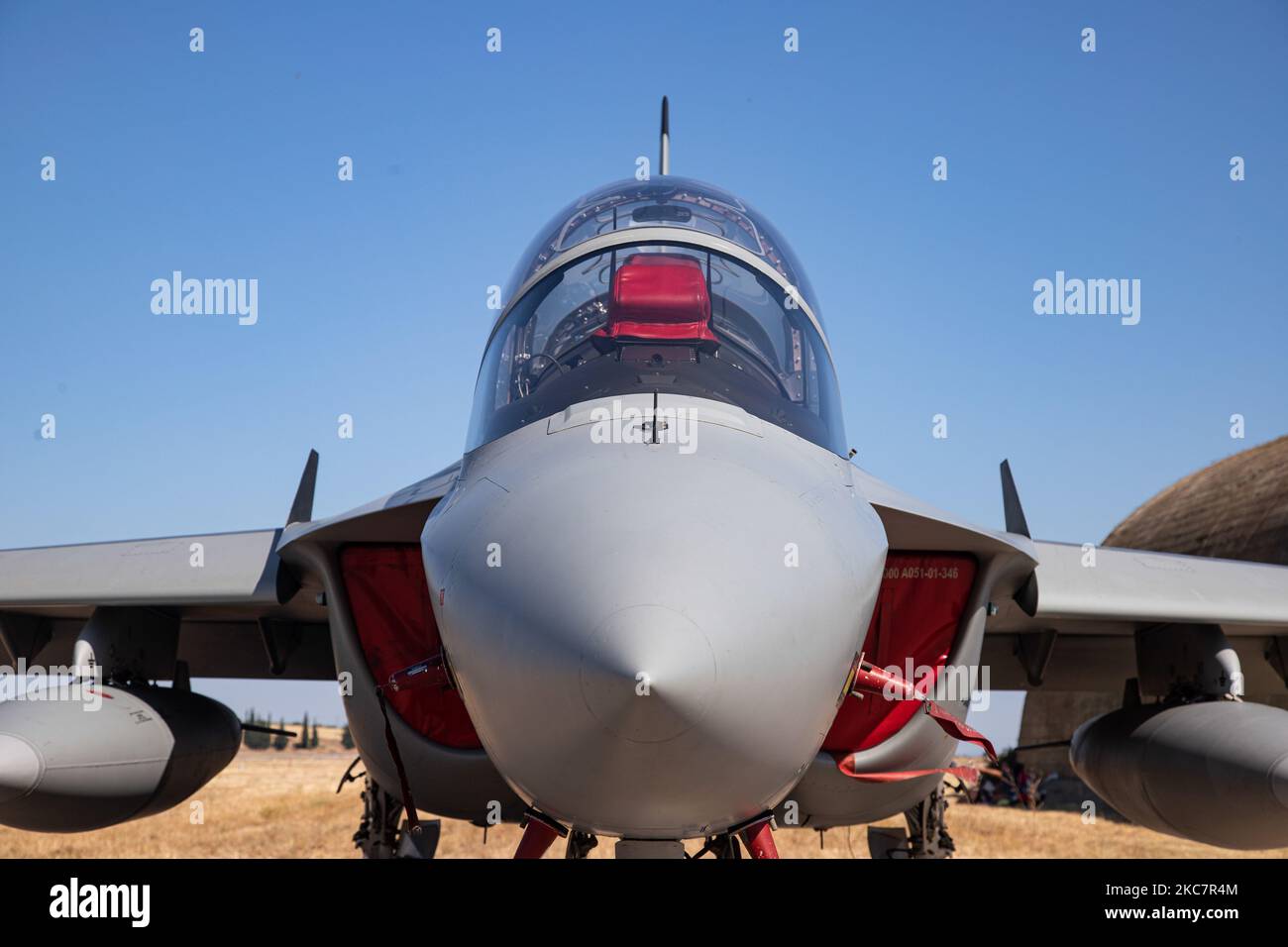 Alenia Aermacchi M-346 Master, un aereo jet trainer a doppio motore e un attacco leggero dell'Aeronautica militare come visto in mostra parcheggiato al tarmac di Tanagra LGTG Air base vicino Atene durante l'Athens Flying Week 2019 Air show. Il jet militare è realizzato in Italia da Alenia Aermacchi e Leonardo. L'HAF dell'aeronautica ellenica ha annunciato nel gennaio 2021 piani per acquisire 10 delle varianti israeliane M-346 Lavi da utilizzare come addestratori in una nuova scuola di volo. Aeroporto di Tanagra, Attika, Grecia il 2019 settembre (Foto di Nicolas Economou/NurPhoto) Foto Stock