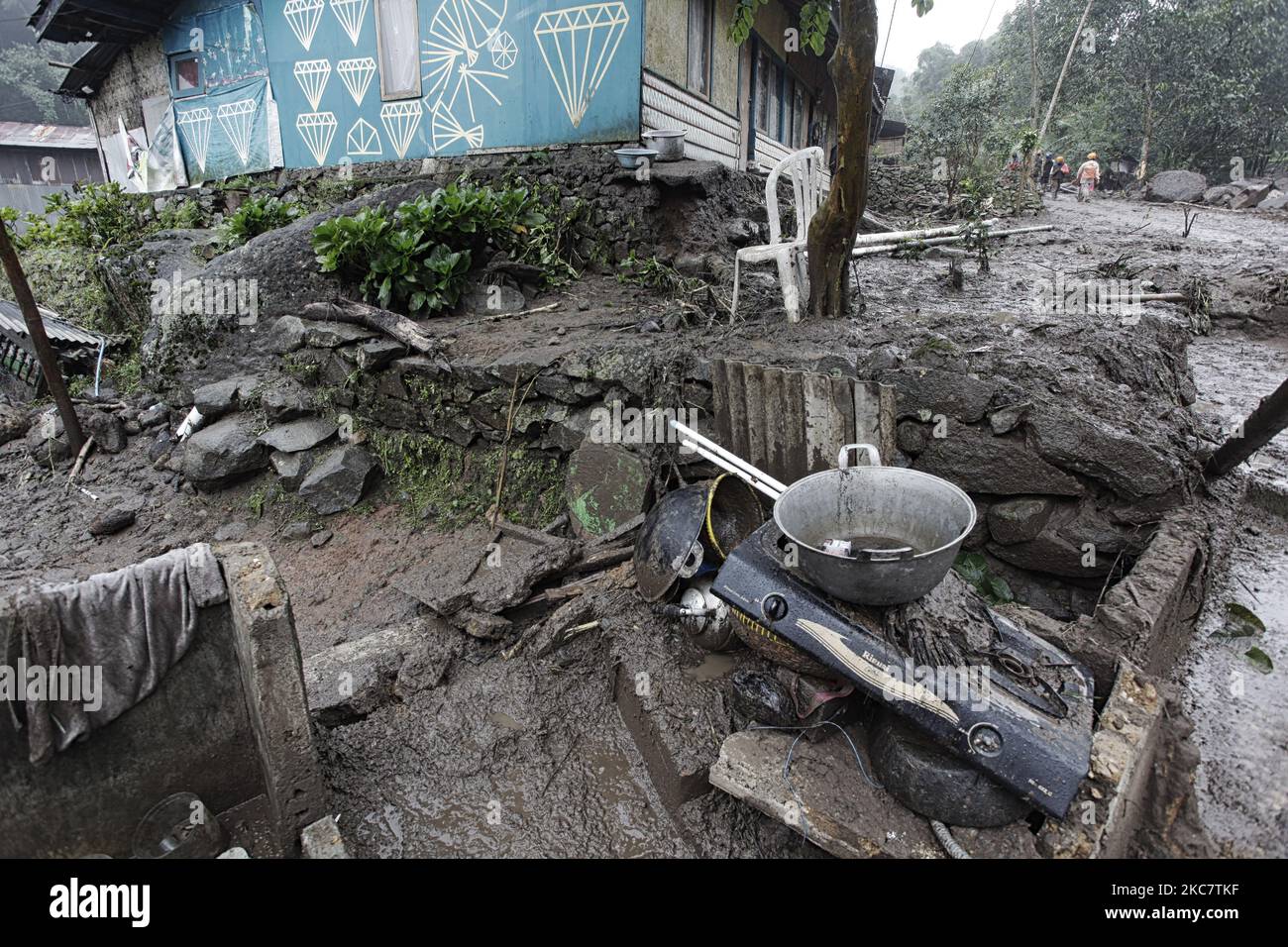 Conseguenze una massiccia inondazione flash ha colpito il Gunung Mas Puncak, West Java Indonesia, il 20 gennaio 2021. (Foto di Adriana Adie/NurPhoto) Foto Stock