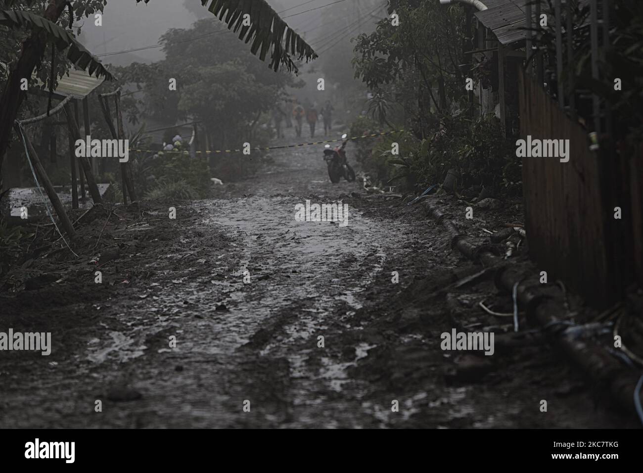 Conseguenze una massiccia inondazione flash ha colpito il Gunung Mas Puncak, West Java Indonesia, il 20 gennaio 2021. (Foto di Adriana Adie/NurPhoto) Foto Stock