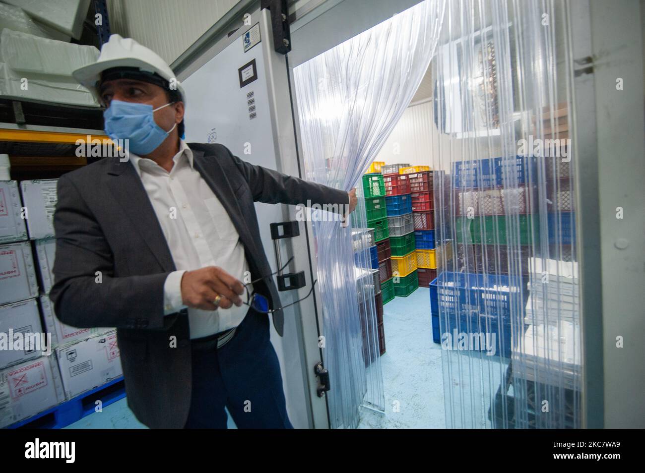 I funzionari del Ministero della Salute e della protezione sociale mostrano ai media i 6 nuovi congelatori ultracolvi che ospiteranno i nuovi vaccini contro il Coronavirus delle aziende Pfizer, AstraZeneca e COVAX. I 6 nuovi congelatori sono in grado di gestire temperature inferiori a 70 gradi celsius, a Bogotà, Colombia, il 19 gennaio 2020. La città di Bogotà ospiterà in questo magazzino 50 milioni di dosi del nuovo Coronavirus, COVID-19, vaccini. (Foto di Sebastian Barros/NurPhoto) Foto Stock