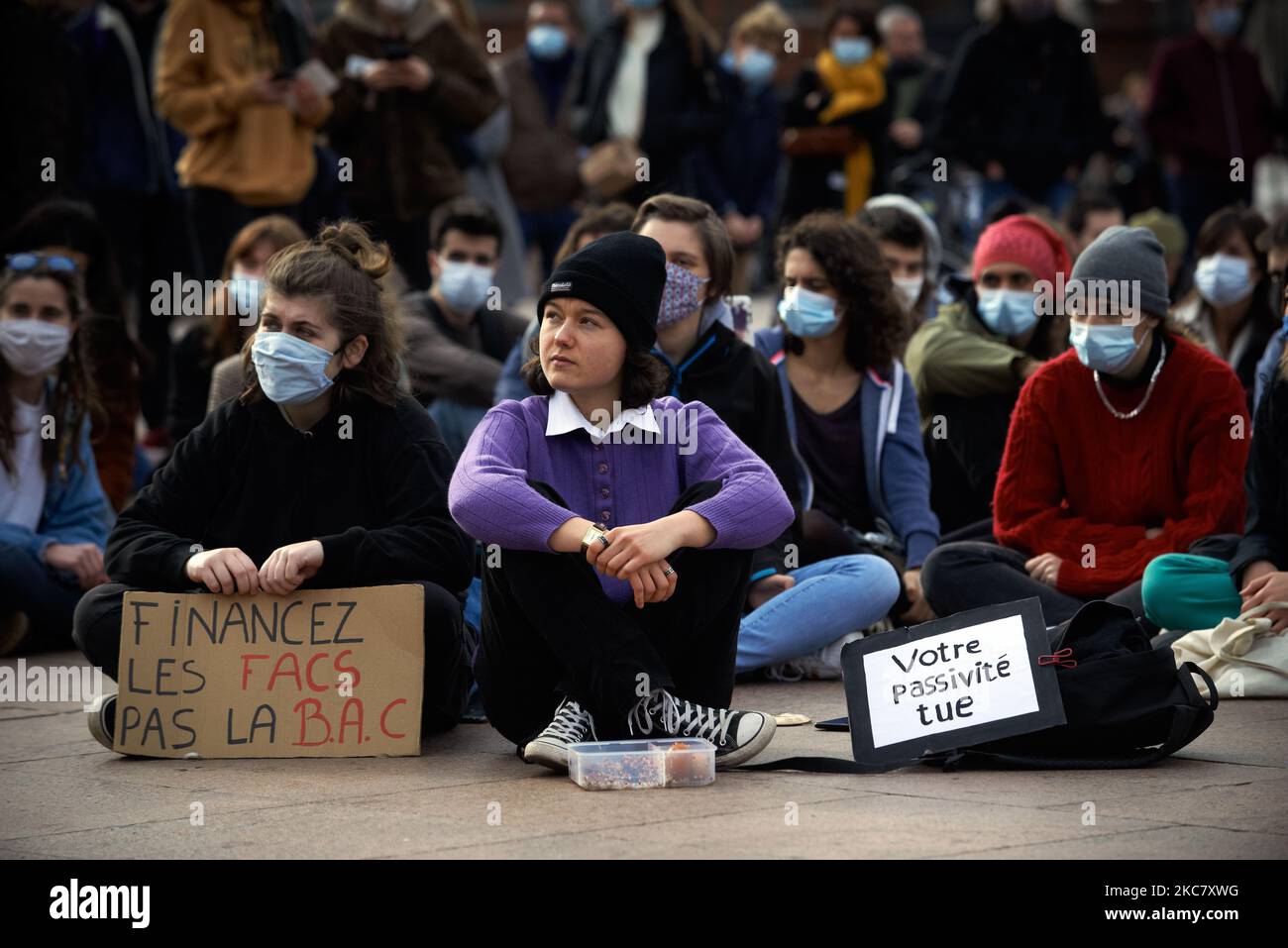 Gli studenti durante il sit-in. I cartelloni hanno letto 'Fund Faculties Not the BAC' (BAC es Anti Crime Unit) e 'Your apathy uccide'. Un sindacato studentesco ha chiesto un sit-in sulla piazza Capitole a Tolosa per sensibilizzare gli studenti sulle difficoltà degli studenti durante la pandemia del covid-19. Hanno corsi solo on-line, ad eccezione dei tutorial per gli studenti del primo anno di università. E a causa della pandemia, devono vivere all'interno, non possono più socializzare a causa del blocco, il coprifuoco e la chiusura dei luoghi della cultura, bar, ristoranti e locali notturni. Moe importante, molti studenti pagano il loro uni Foto Stock