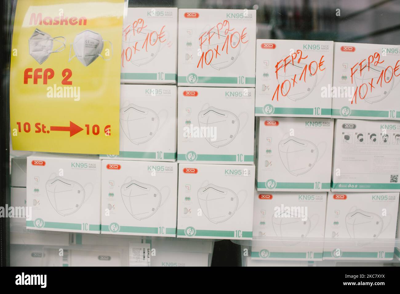 Affare vendita per FFP2 maschere facciali sono visti a Colonia in mezzo al blocco Coronavirus. (Foto di Ying Tang/NurPhoto) Foto Stock