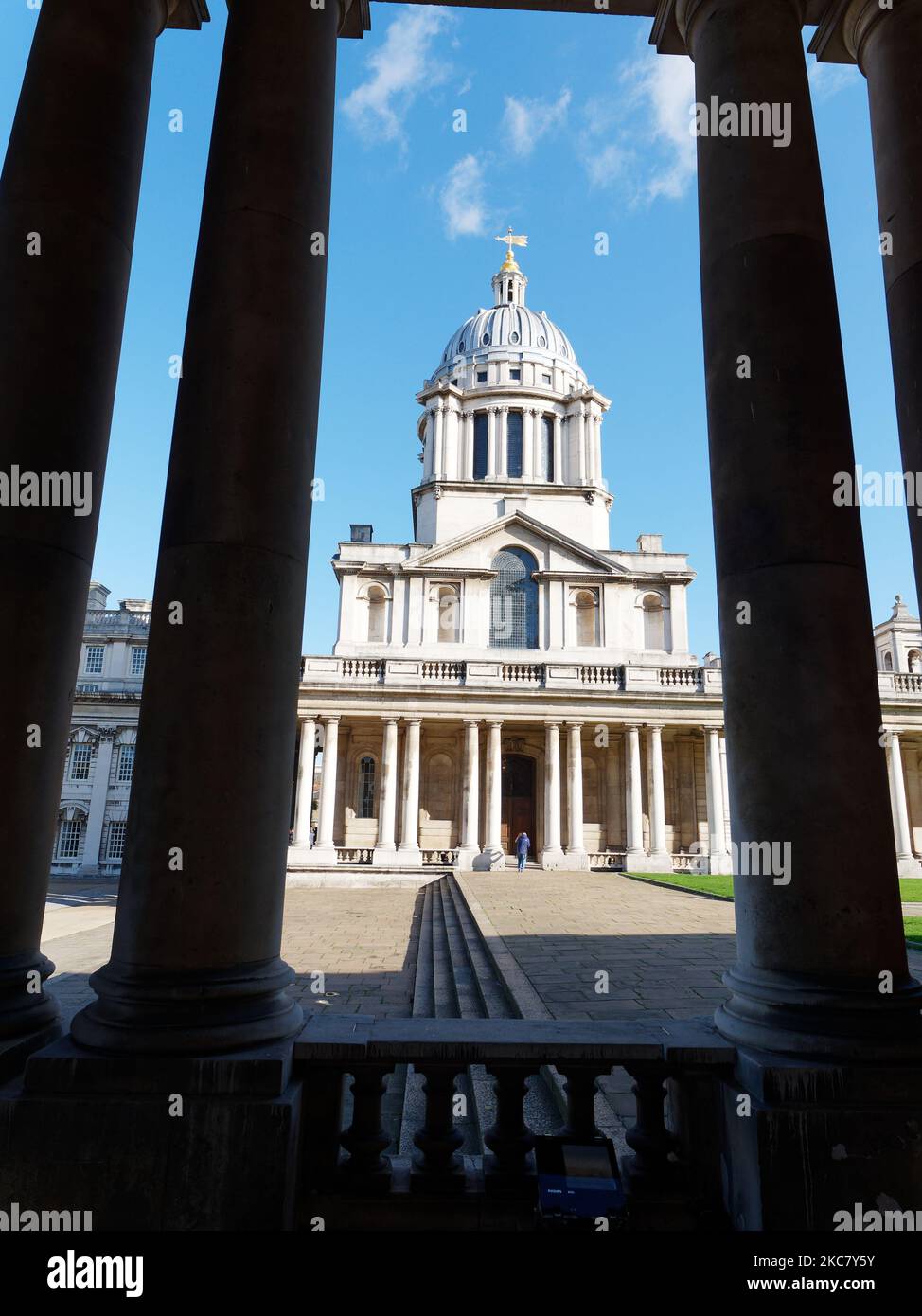 Edificio universitario a Greenwich Londra visto attraverso colonne Foto Stock