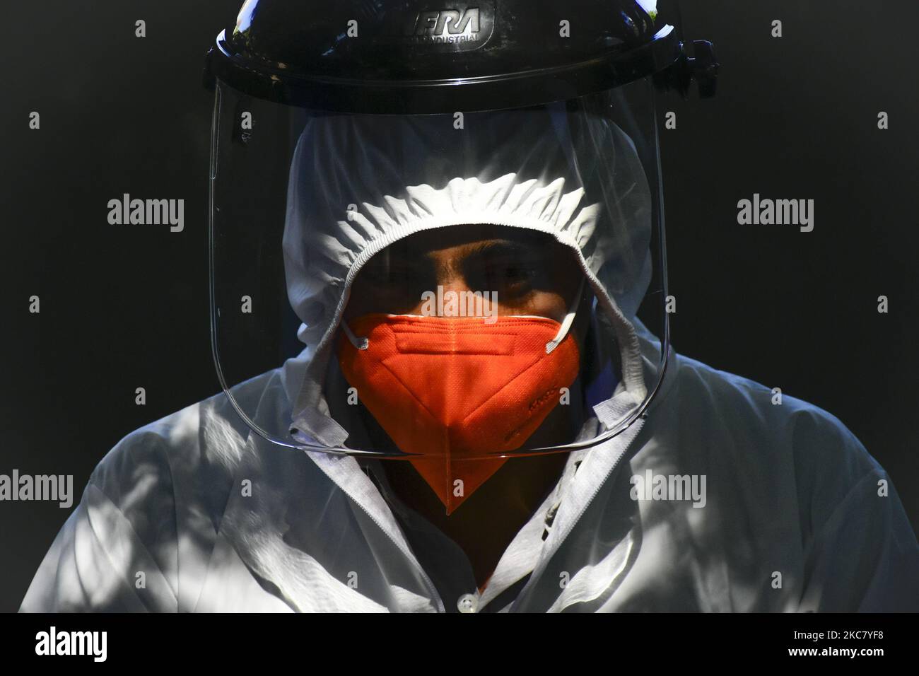 Un membro del personale medico indossa uno scudo facciale durante i test del Covid-19 sui ristoratori al Teatro Angela Peralta il 21 gennaio 2021 a Città del Messico, Messico. Il sindaco di Miguel Hidalgo a Città del Messico ha raggiunto un accordo con i laboratori JLN per effettuare test gratuiti per l'individuazione di Covid-19 nel settore della ristorazione come parte della riattivazione economica che consentirà alle imprese alimentari di aprire anche con il semaforo epidemiologico in rosso e. con l'aumento delle infezioni. (Foto di Guillermo GutiÃ©rrez/NurPhoto) Foto Stock
