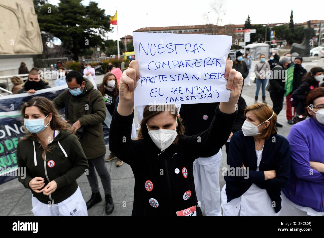 Un operatore sanitario ha in mano una bandiera che legge la protesta dei nostri colleghi dall'ospedale Zendal (anestesia) presso l'ospedale dell'Università la Paz di Madrid il 22nd gennaio 2021. (Foto di Juan Carlos Lucas/NurPhoto) Foto Stock