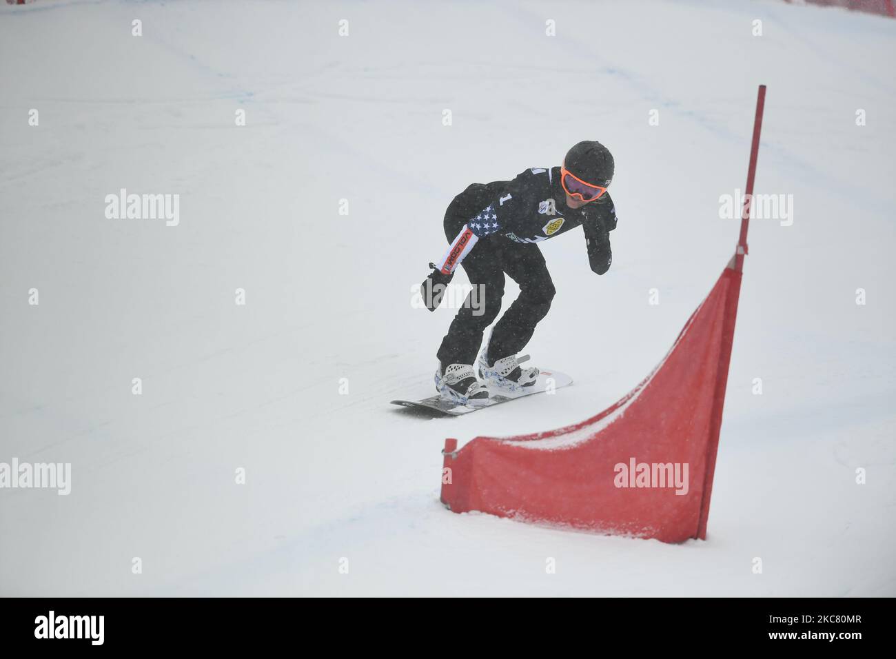 F1° giro durante le qualifiche del primo e secondo giro di snowboard cross (SBX) Coppa del mondo a Chiesa in Valmalenco, Sondrio, Italia, 22 gennaio 2021 (Foto di Andrea Diodato/NurPhoto) Foto Stock