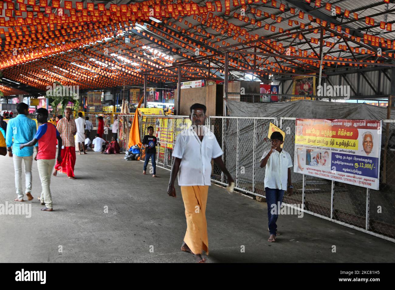 Adoratori al Tempio di Amman di Melmaruvathur, situato a Melmaruvathur, Tamil Nadu, India. Arulmigu Adhiparasakthi Siddhar Peetam è il luogo dove 21 Siddhars (santi) uomini e donne di diverse religioni, hanno avuto loro Jeeva-Samadhis (cioè, dove i Siddhars hanno lasciato le loro forme umane dietro, mentre sono ancora vivi come spiriti santi). Qui in Melmaruvathur Adiparashakti Siddhar Peetam, la madre divina Adhi para sakthi trasmigrate in Arulthiru Bangaru Adigalar promuovendo così la spiritualità e la devozione. Arul Thiru Bangaru Adigalar è chiamato dai suoi devoti come AMMA (significa Madre Foto Stock