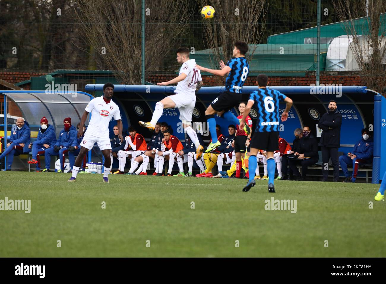 Cesare Casadei del FC Internazionale U19 e Krisztofer Horváth del Torino FC U19 contendono la palla durante la Primavera 1 TIM match tra FC Internazionale U19 e Torino FC U19 al Suning Youth Development Centre in memoria di Giacinto Facchetti a Milano, Italia, il 23 2021 gennaio (Foto di Mairo Cinquetti/NurPhoto) Foto Stock