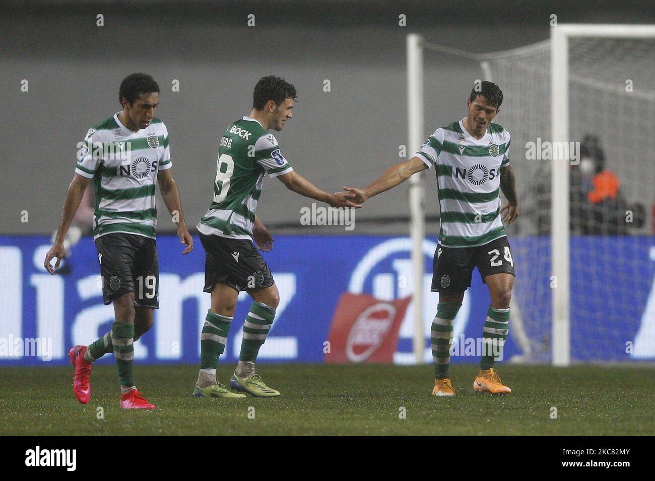 Pedro Porro e Pedro GonÃ'alves (Pote) si sono congratulati durante la finale della Coppa Allianz tra Sporting CP e SC Braga, a EstÃ¡dio Municipal de Leiria, Leiria, Portogallo, 23 gennaio, 2021 (Foto di JoÃ£o Rico/NurPhoto) Foto Stock