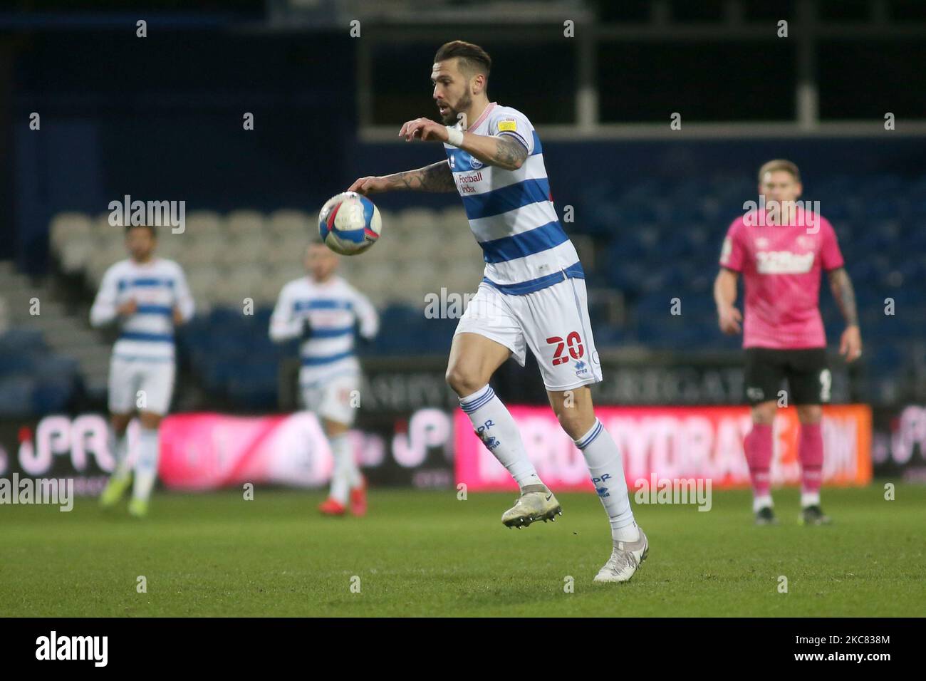 Geoff Cameron of Queens Park Rangers controlla la palla durante la partita del Campionato Sky Bet tra Queens Park Rangers e Derby County al Kiyan Prince Foundation Stadium, Shepherd's Bush, Londra, sabato 23rd gennaio 2021. (Foto di Federico Maranesi/MI News/NurPhoto) Foto Stock