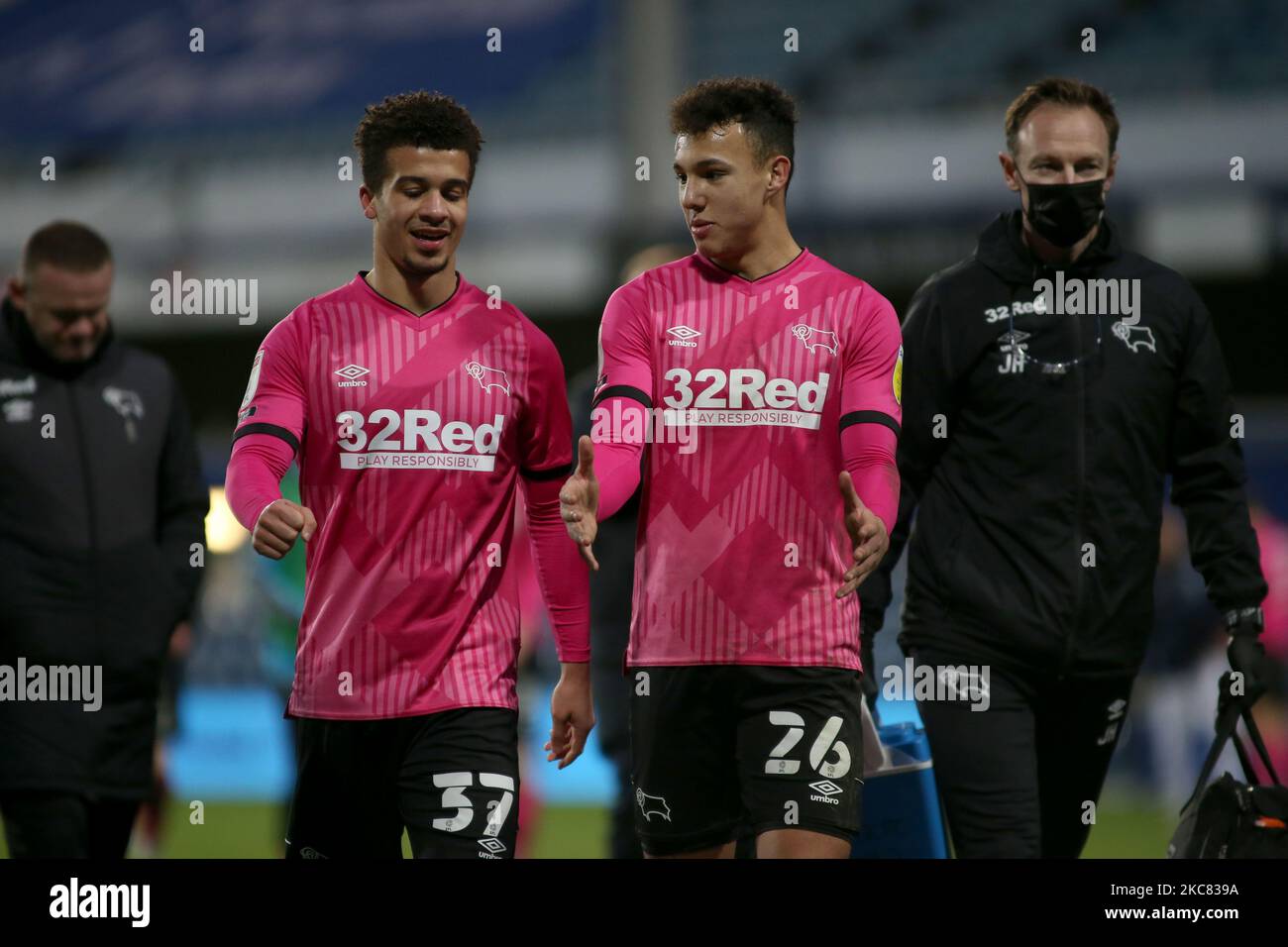 Kornell McDonald della contea di Derby e Lee Buchanan della contea di Derby gesti durante la partita Sky Bet Championship tra Queens Park Rangers e Derby County al Kiyan Prince Foundation Stadium, Shepherd's Bush, Londra, Sabato 23rd gennaio 2021. (Foto di Federico Maranesi/MI News/NurPhoto) Foto Stock